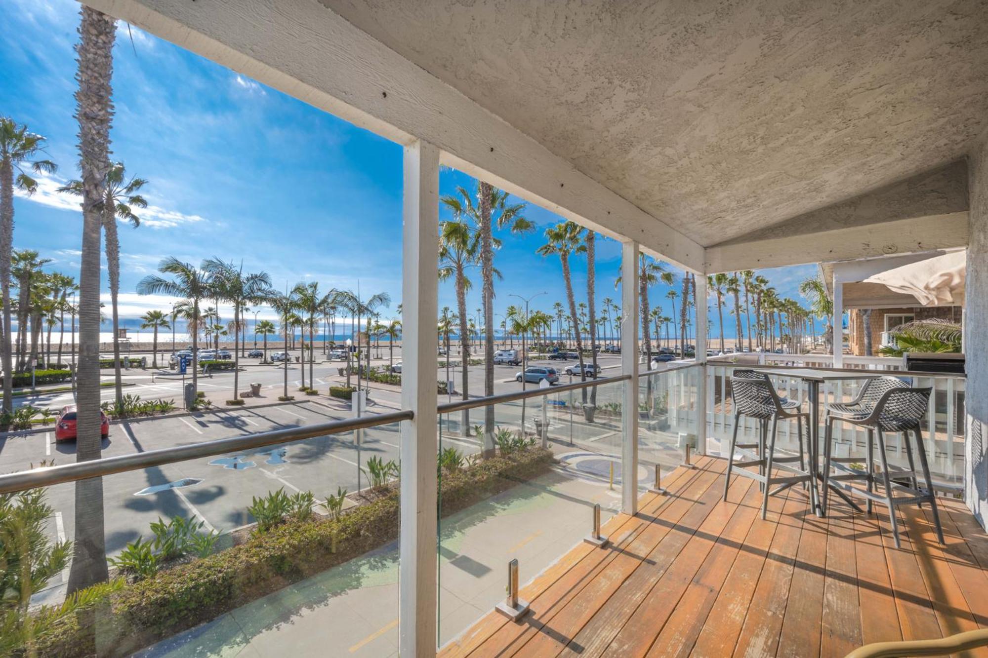 5 Bedroom duplex with Patio & Balcony walk to Pier view 5
