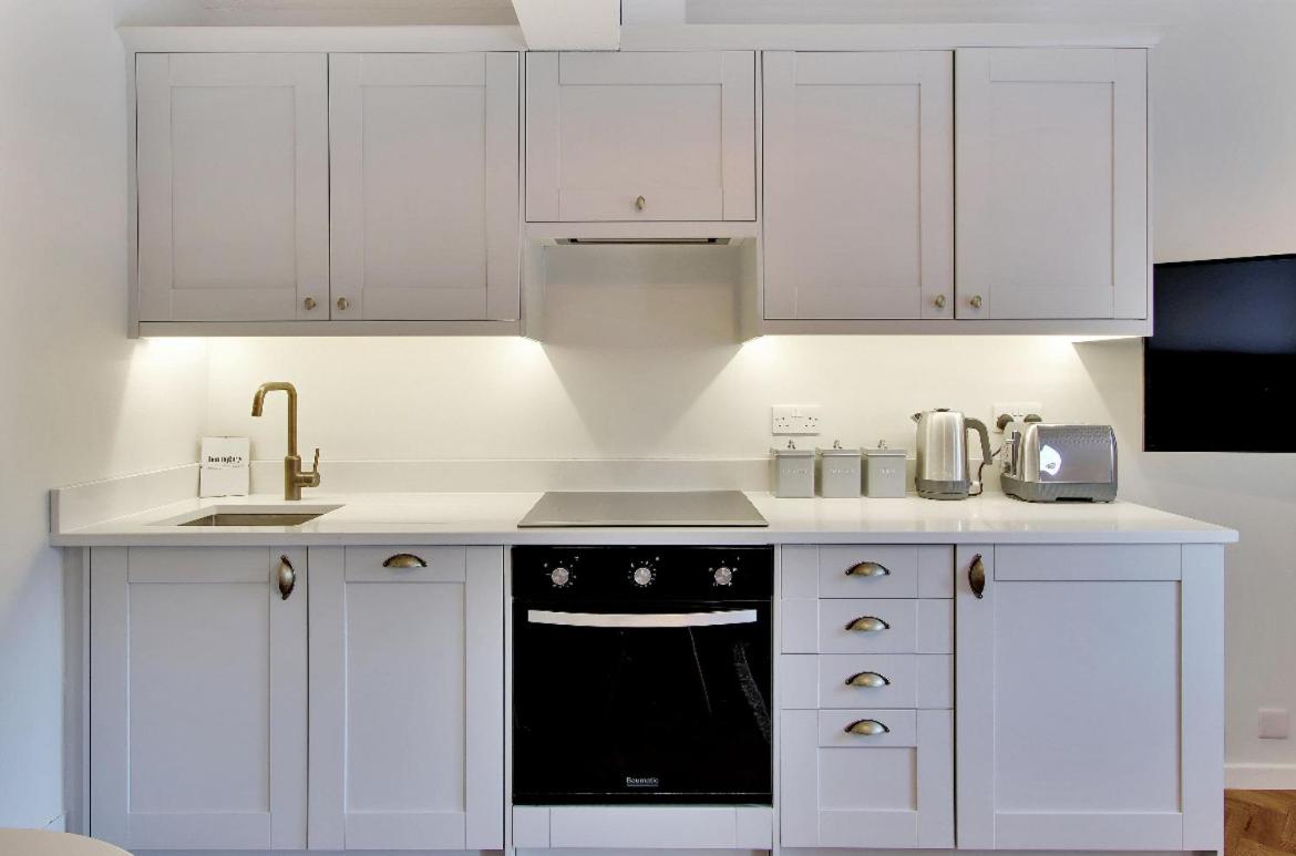 Chic 2-bed apartment, free Wi-Fi and parking view 5