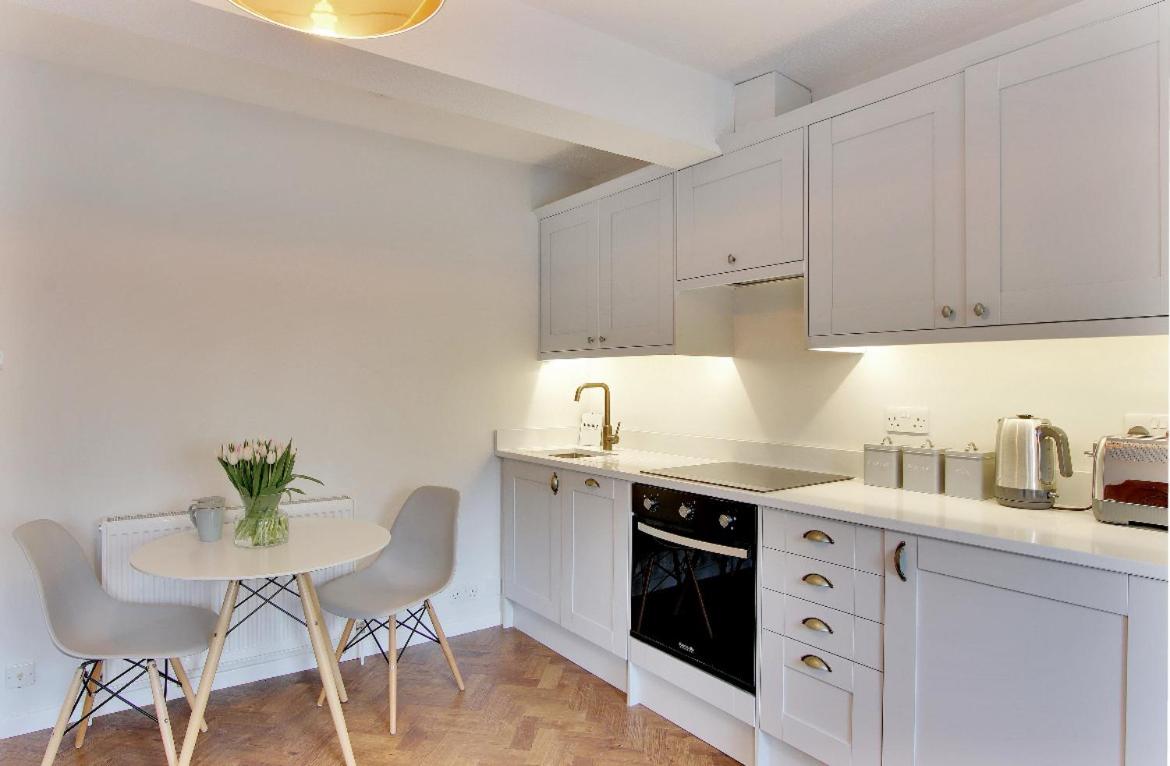Chic 2-bed apartment, free Wi-Fi and parking view 4