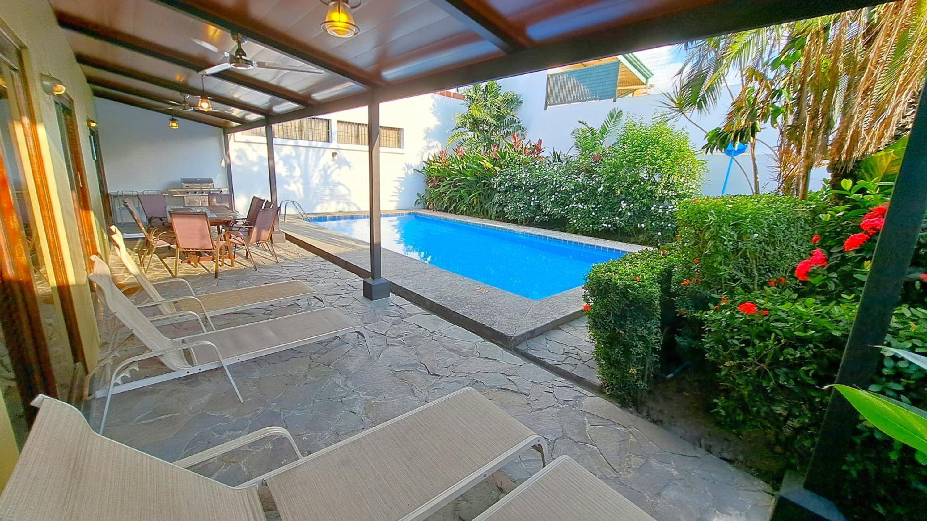 Casa Gris with private pool near the beach in Jaco