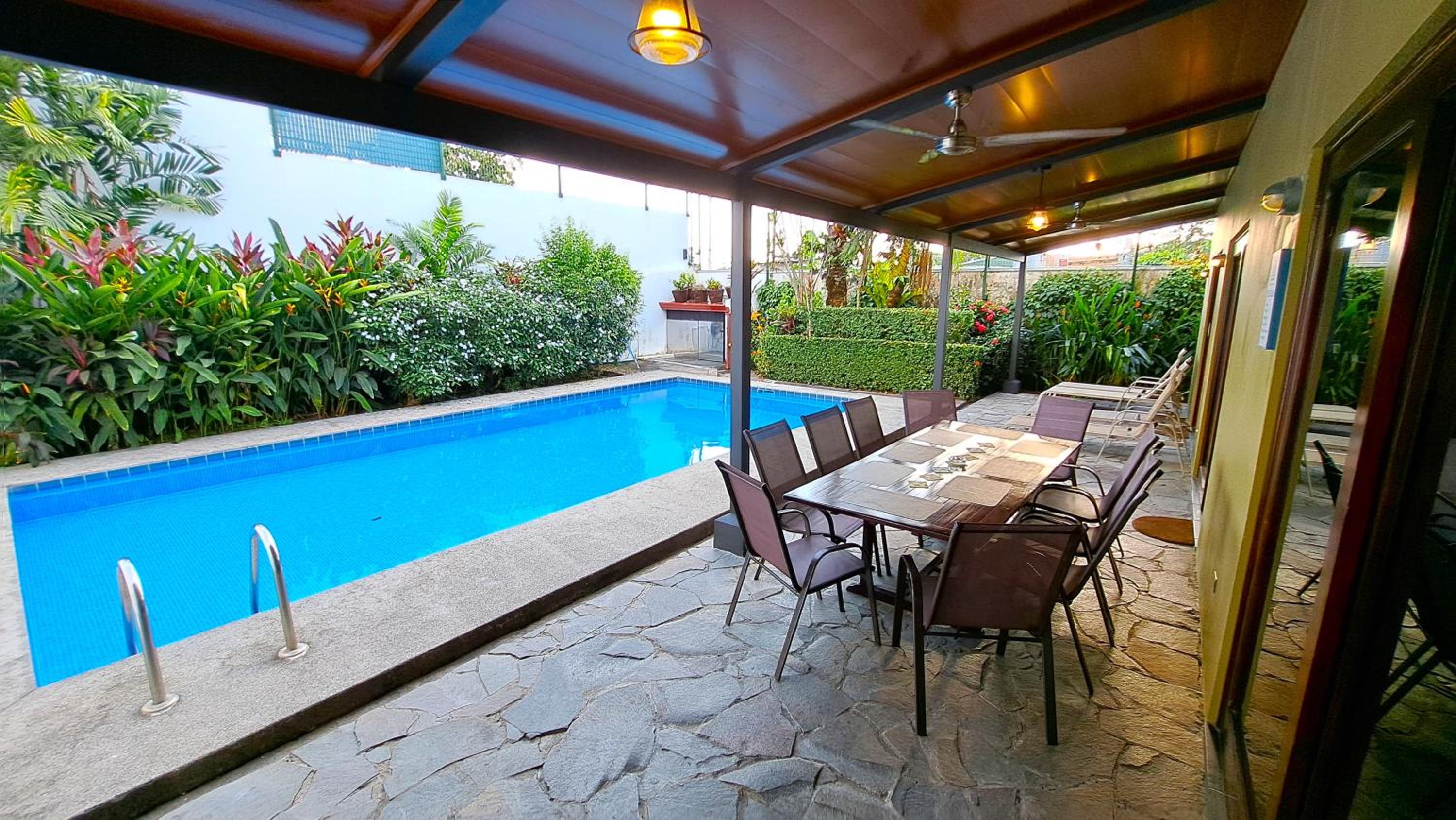 Casa Gris with private pool near the beach in Jaco