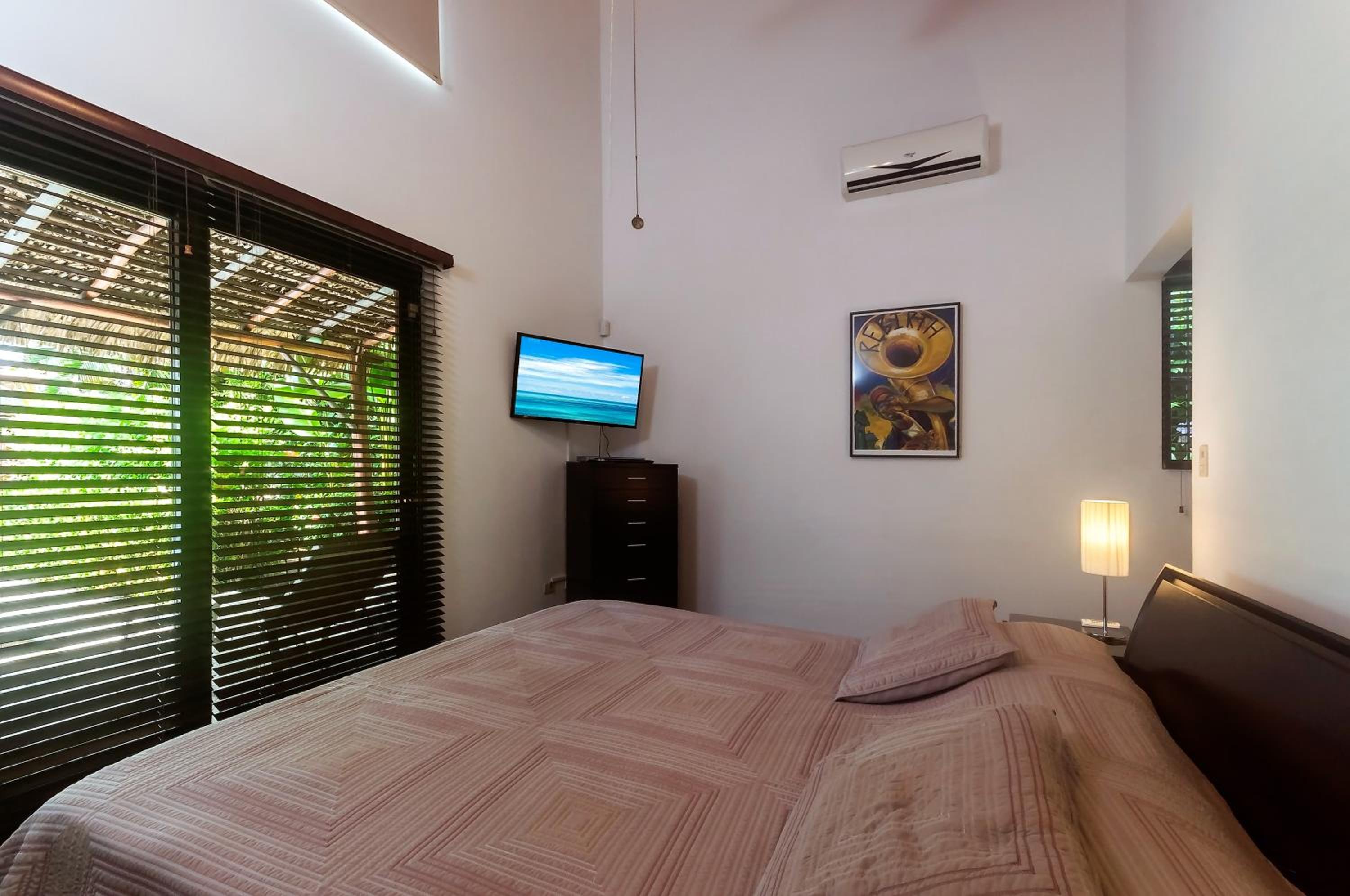 Casa Gris with private pool near the beach in Jaco