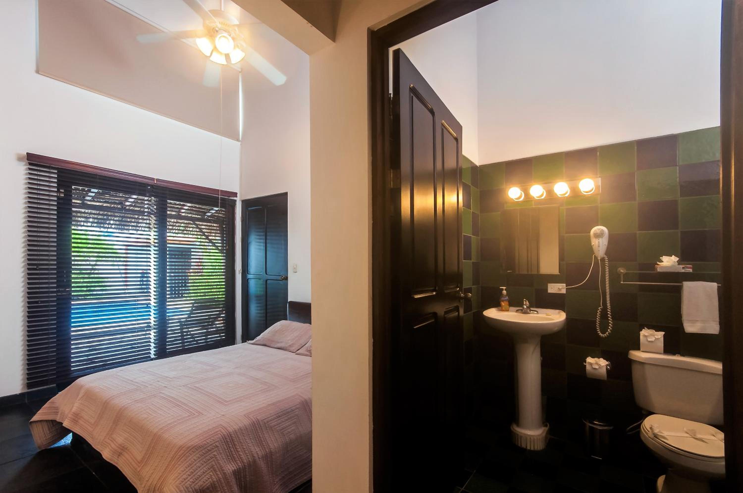 Casa Gris with private pool near the beach in Jaco