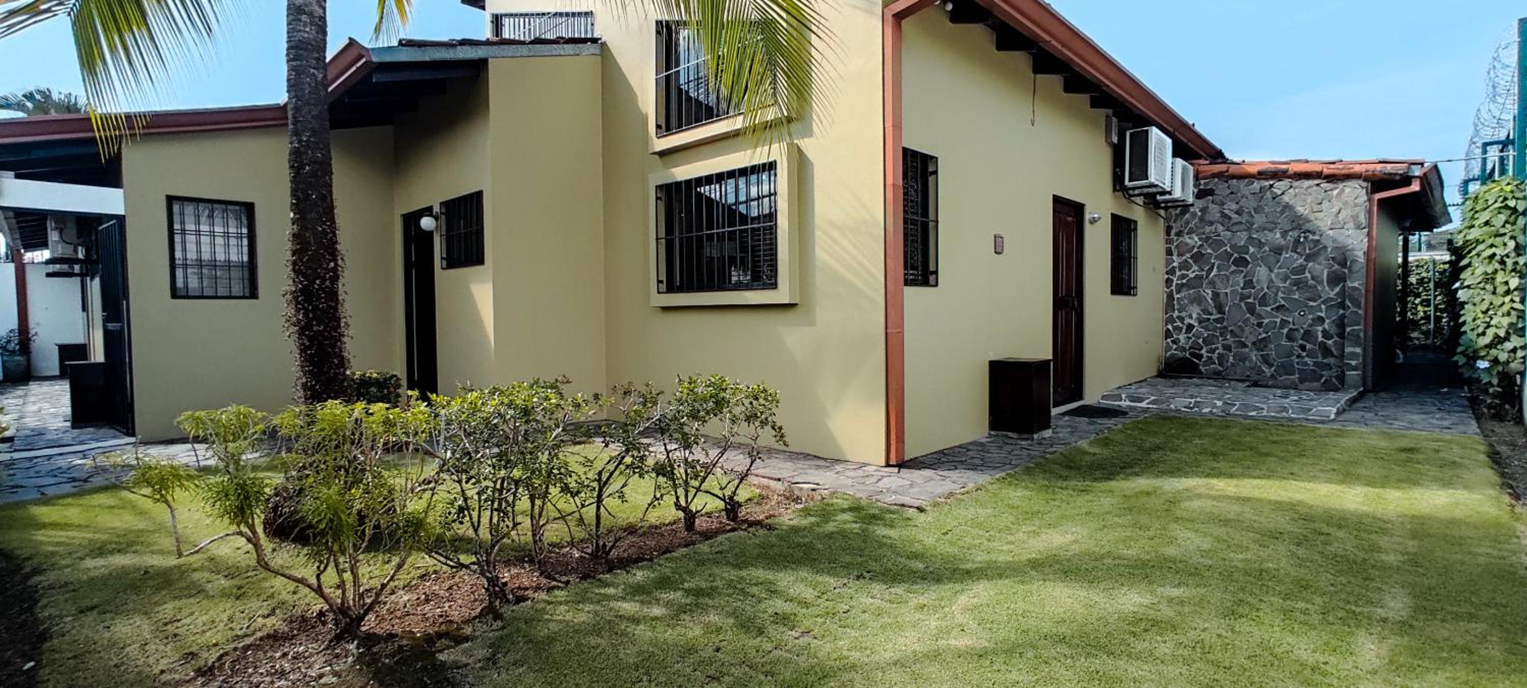 Casa Gris with private pool near the beach in Jaco