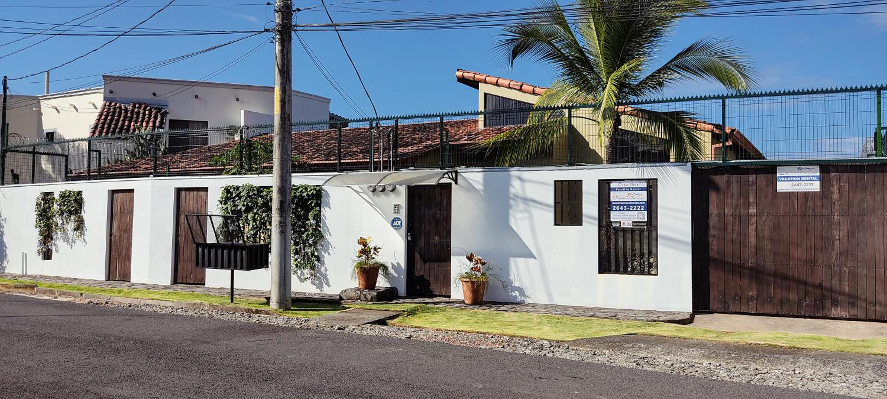 Casa Gris with private pool near the beach in Jaco