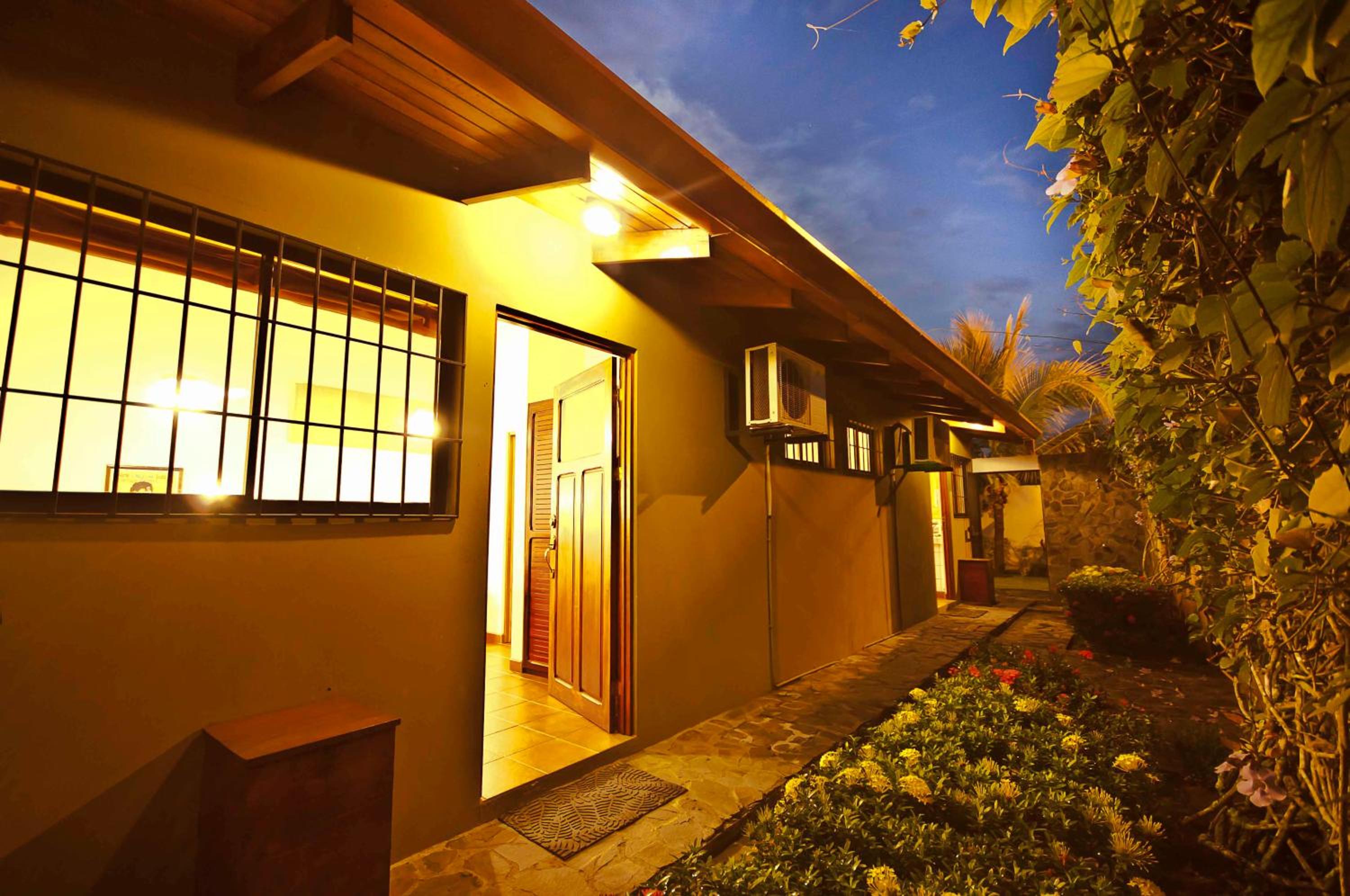 Casa Gris with private pool near the beach in Jaco