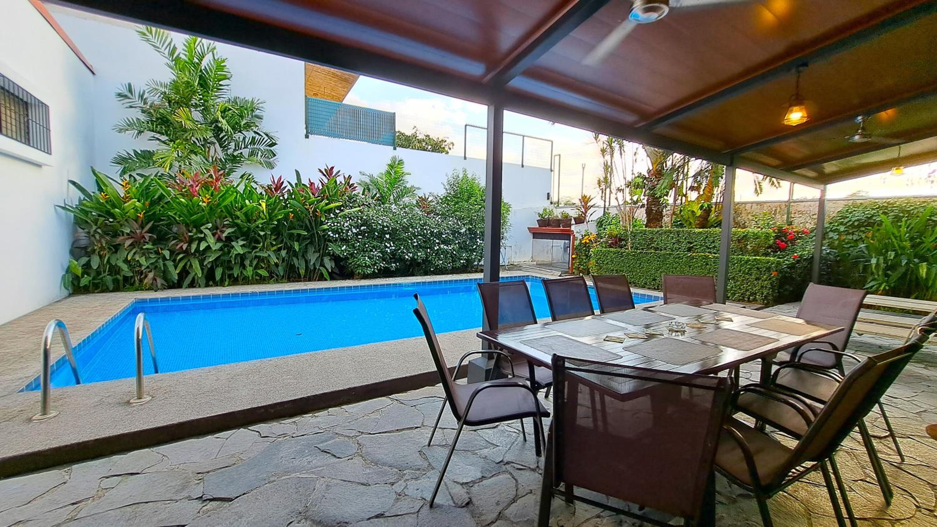 Casa Gris with private pool near the beach in Jaco
