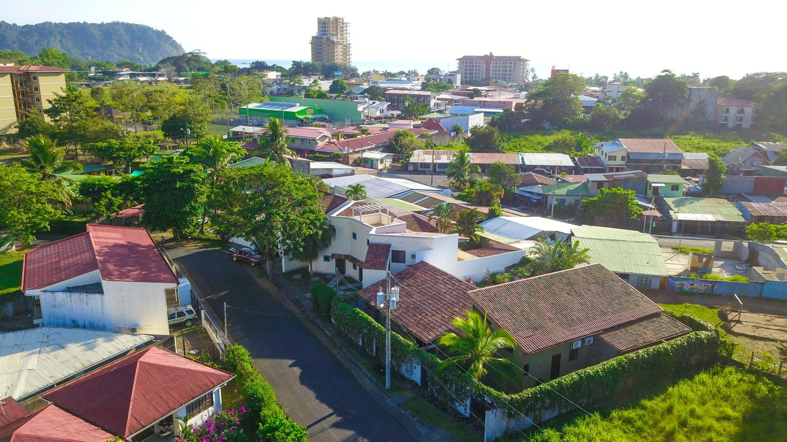 Casa Gris with private pool near the beach in Jaco