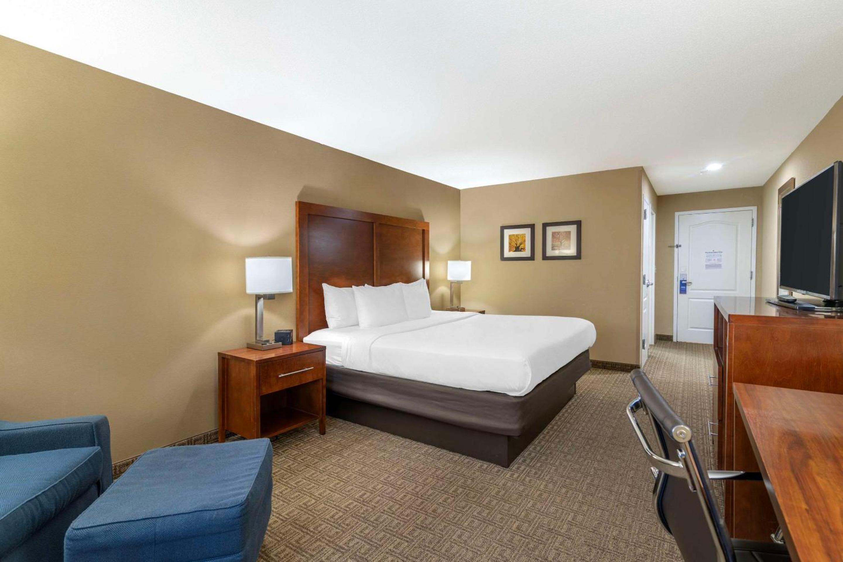 Dover Vacations - Comfort Inn Suites Dover-Portsmouth - Property Image 2
