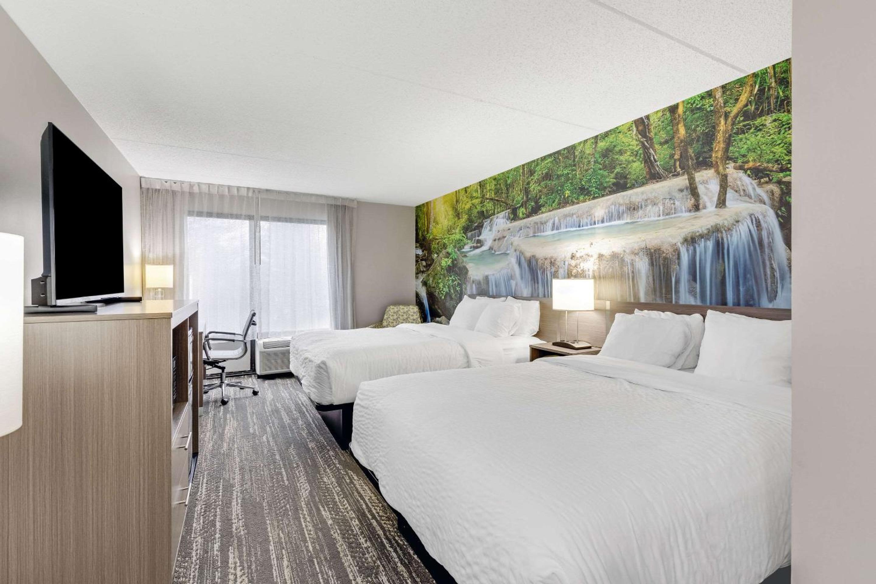 Hotel Clarion Pointe Near Erie Casino - Image 1