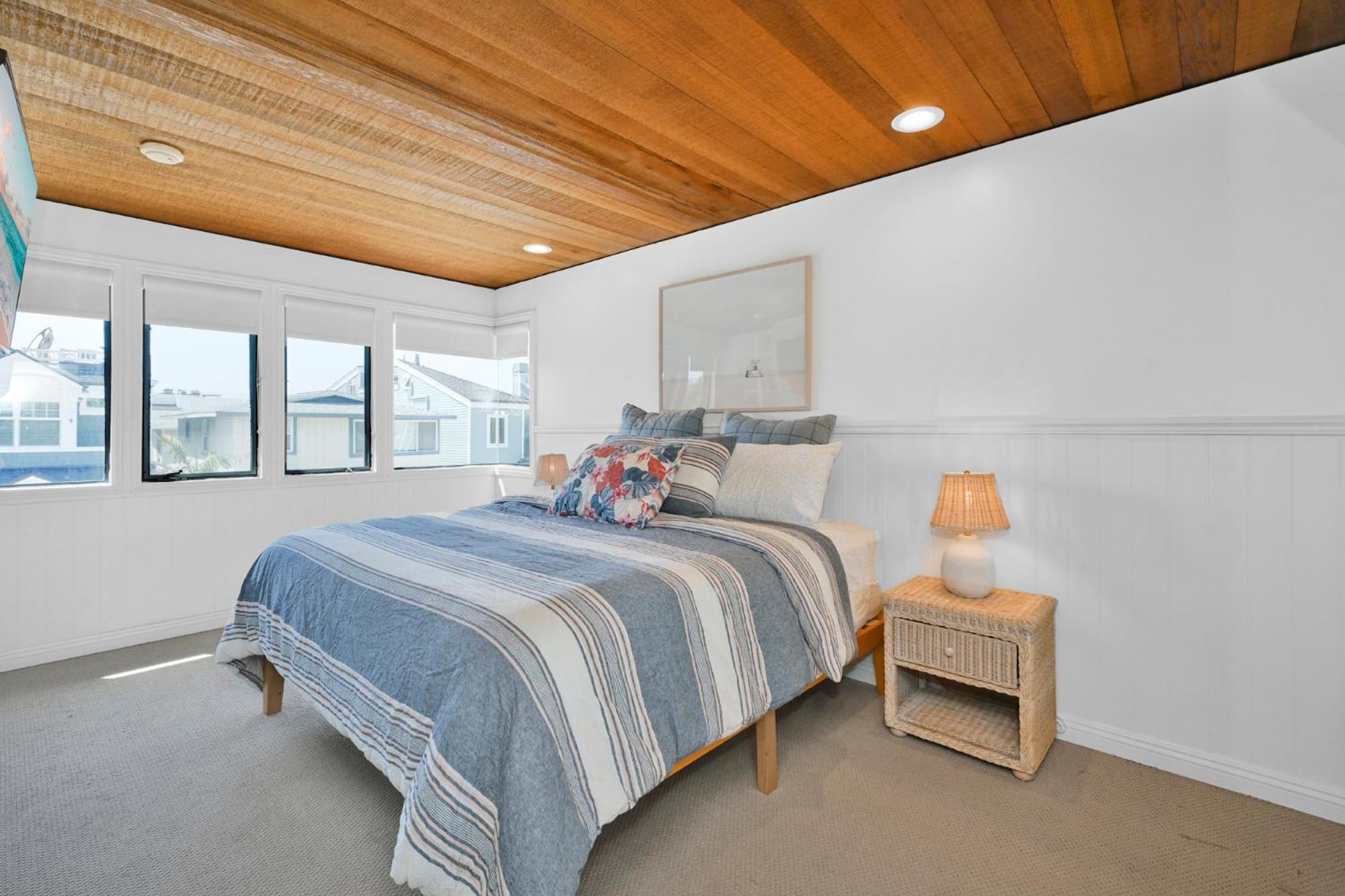 4 bedroom Home in Quiet Neighborhood near Beach view 3