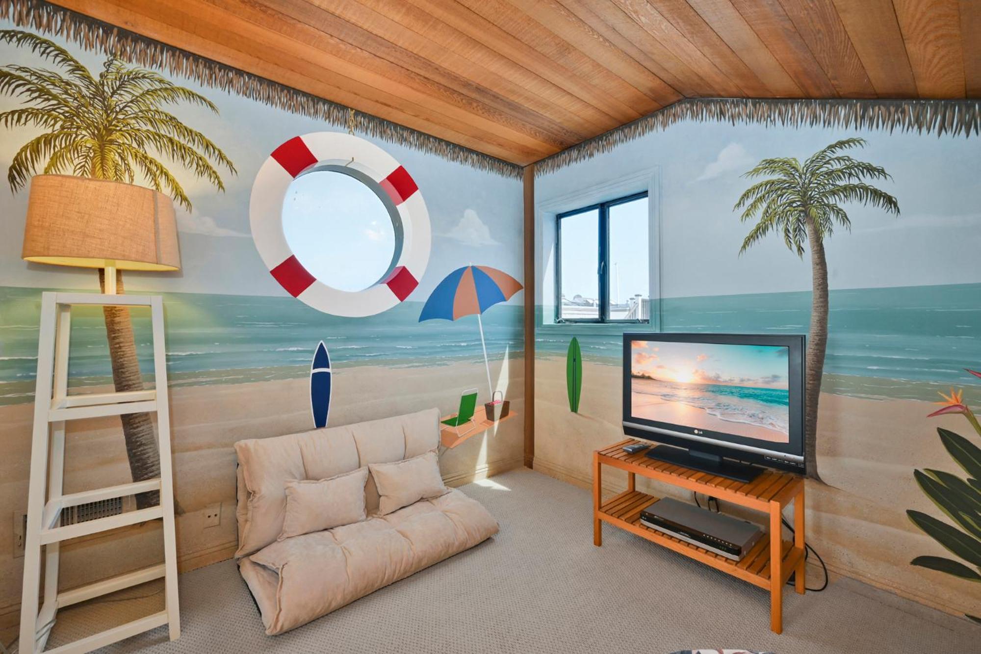 4 bedroom Home in Quiet Neighborhood near Beach view 5