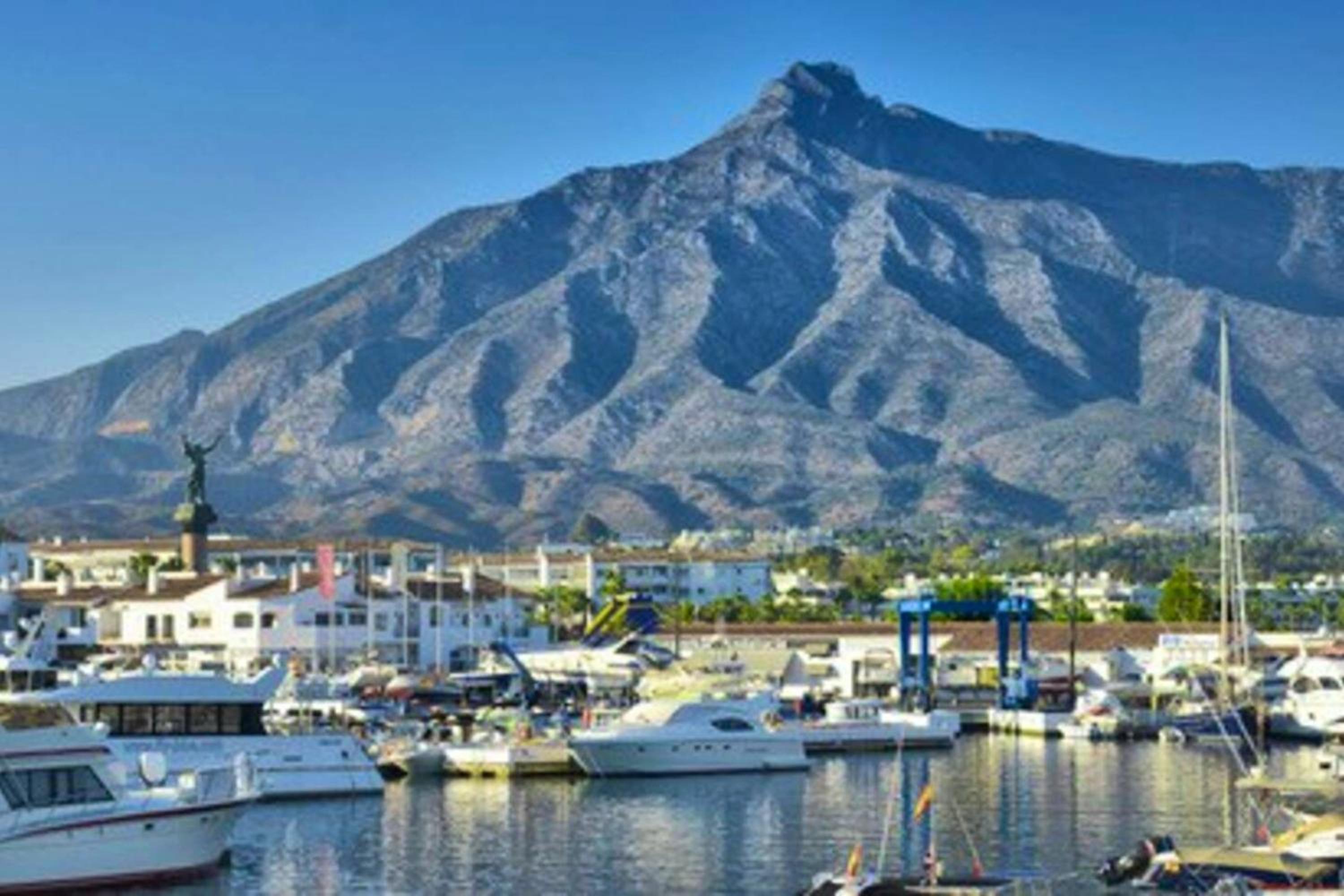 Charming Apartment in Puerto Banus Marbella with Pool