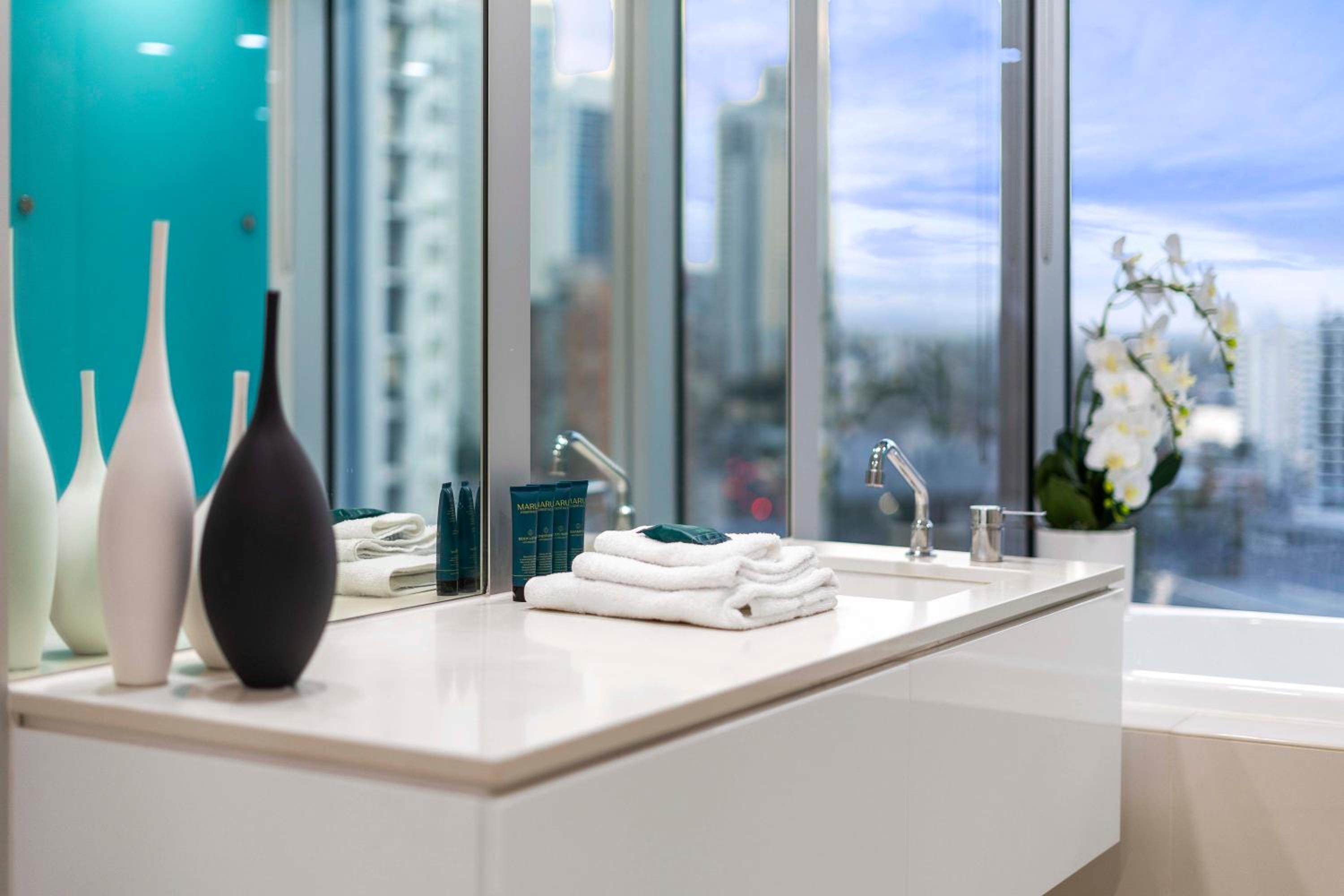 Hinterland Views! - Q Tower Apartments - From Level 3 - Self Contained & Privately Managed - Wow Stay