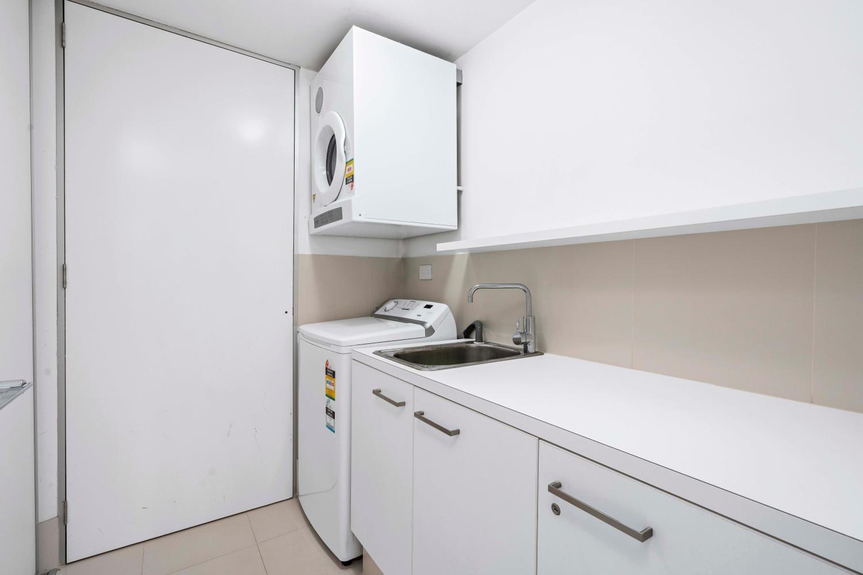 Hinterland Views! - Q Tower Apartments - From Level 3 - Self Contained & Privately Managed - Wow Stay