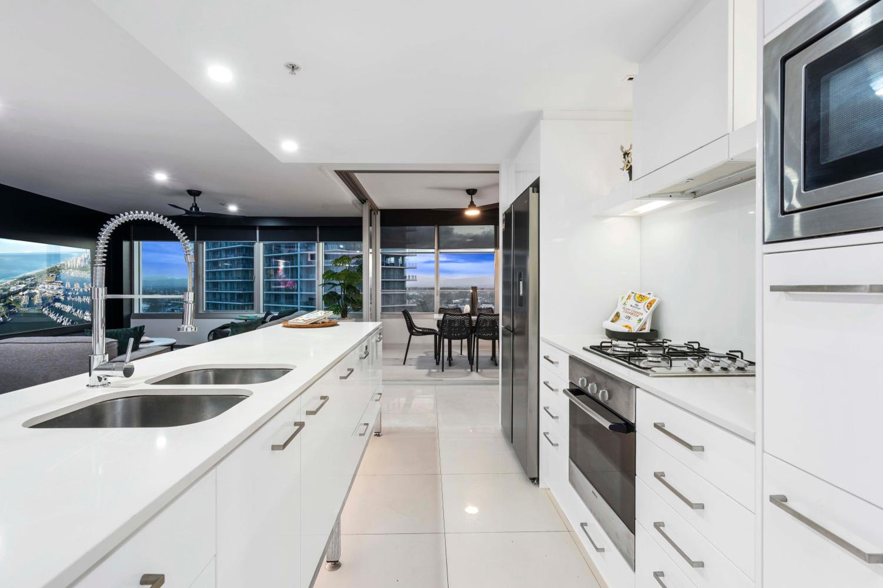 Hinterland Views! - Q Tower Apartments - From Level 3 - Self Contained & Privately Managed - Wow Stay