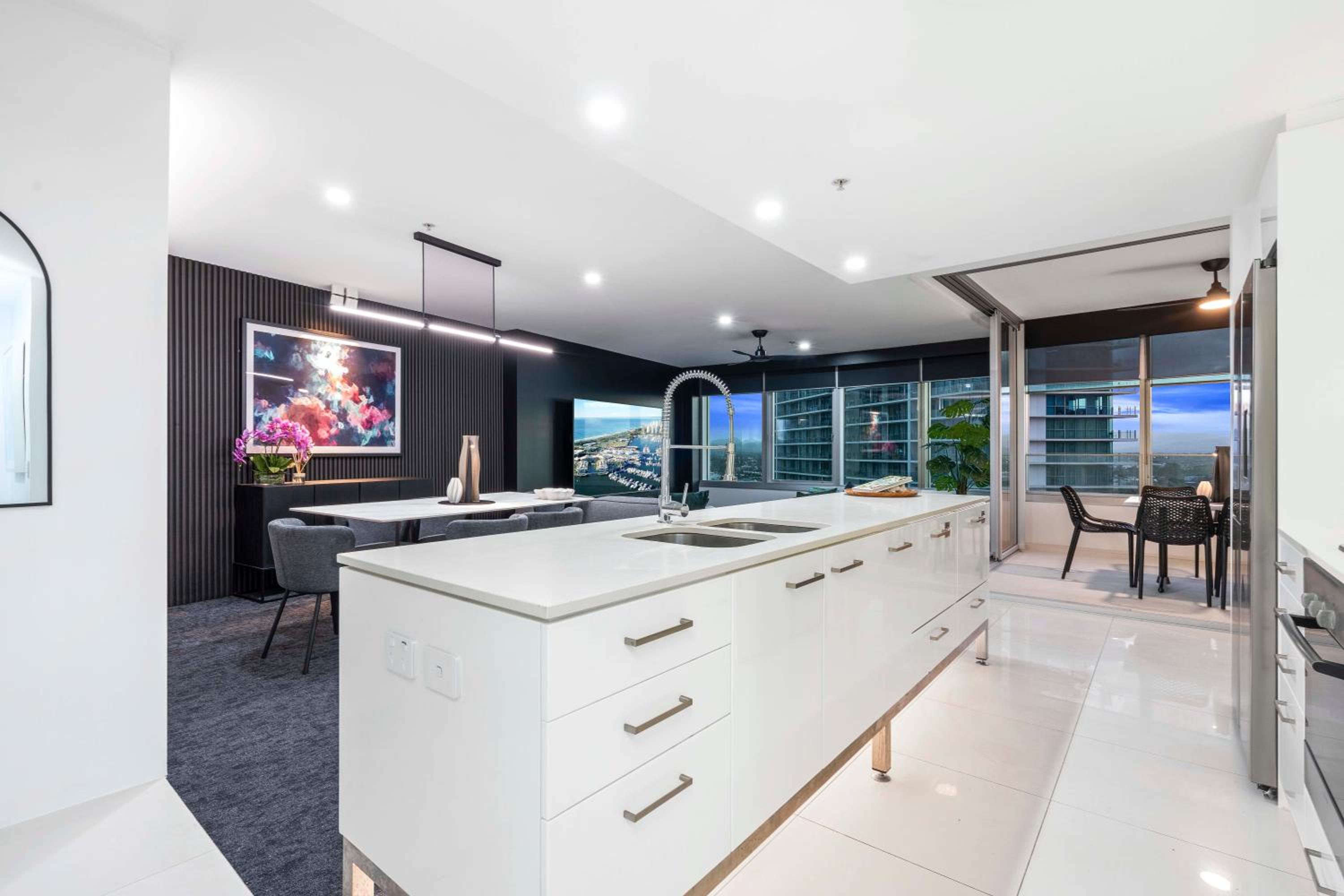 Hinterland Views! - Q Tower Apartments - From Level 3 - Self Contained & Privately Managed - Wow Stay
