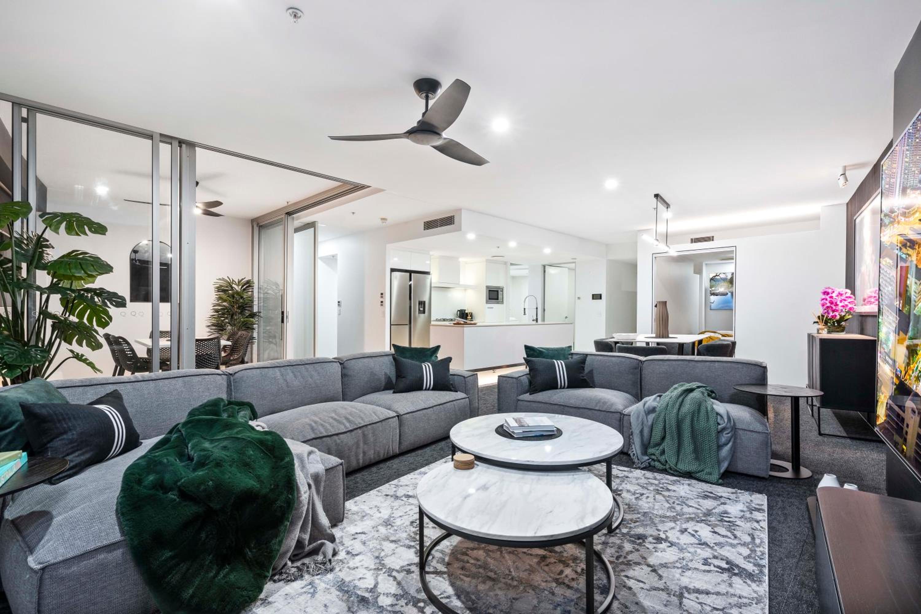 Hinterland Views! - Q Tower Apartments - From Level 3 - Self Contained & Privately Managed - Wow Stay