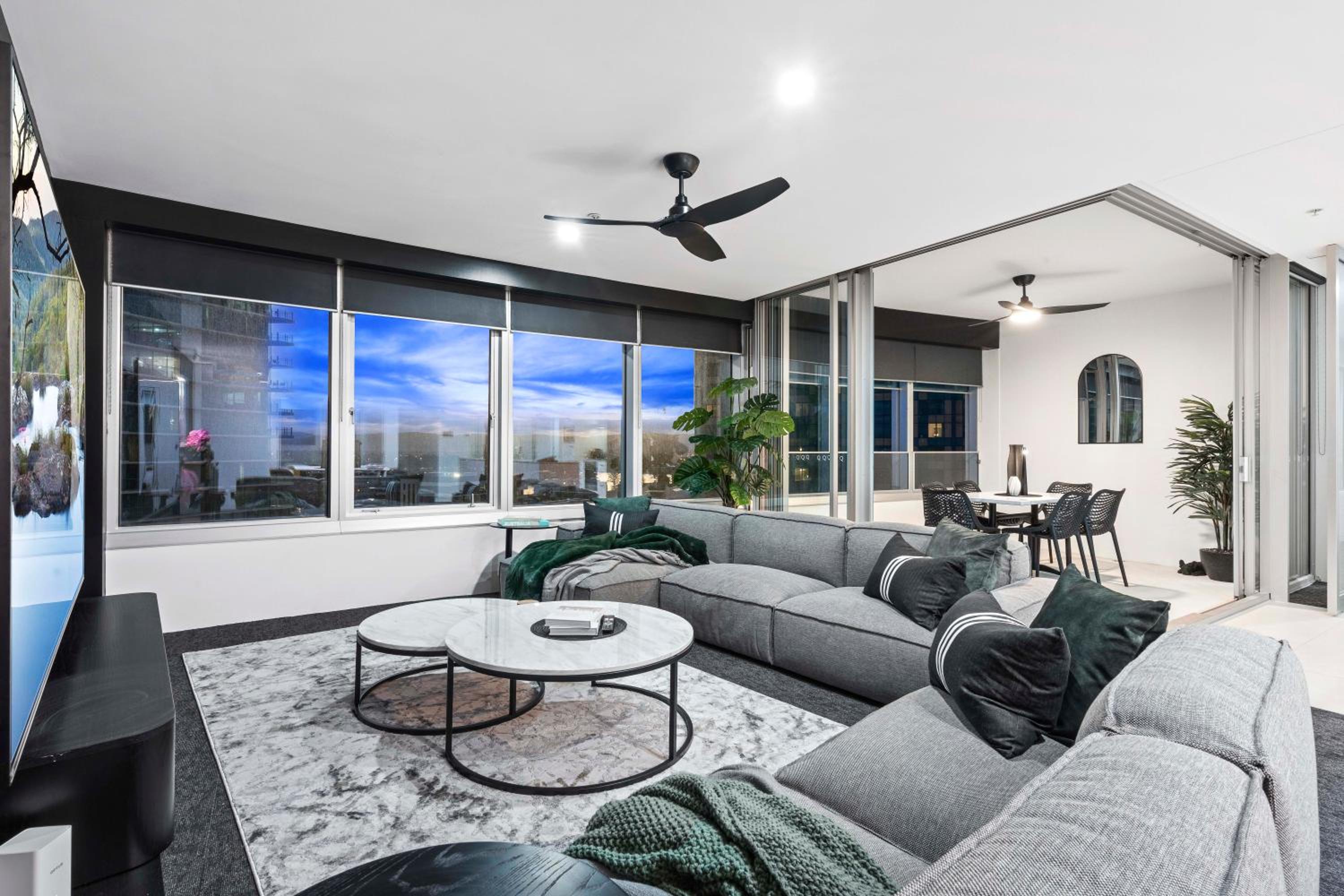 Hinterland Views! - Q Tower Apartments - From Level 3 - Self Contained & Privately Managed - Wow Stay