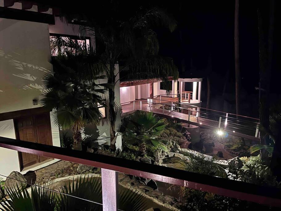 Espectacular casa con alberca y un hermoso jardin, con vista al bosque view 2