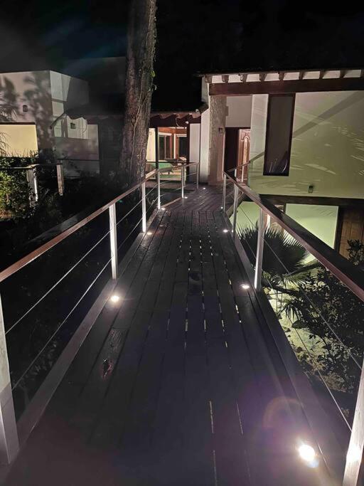 Espectacular casa con alberca y un hermoso jardin, con vista al bosque view 3