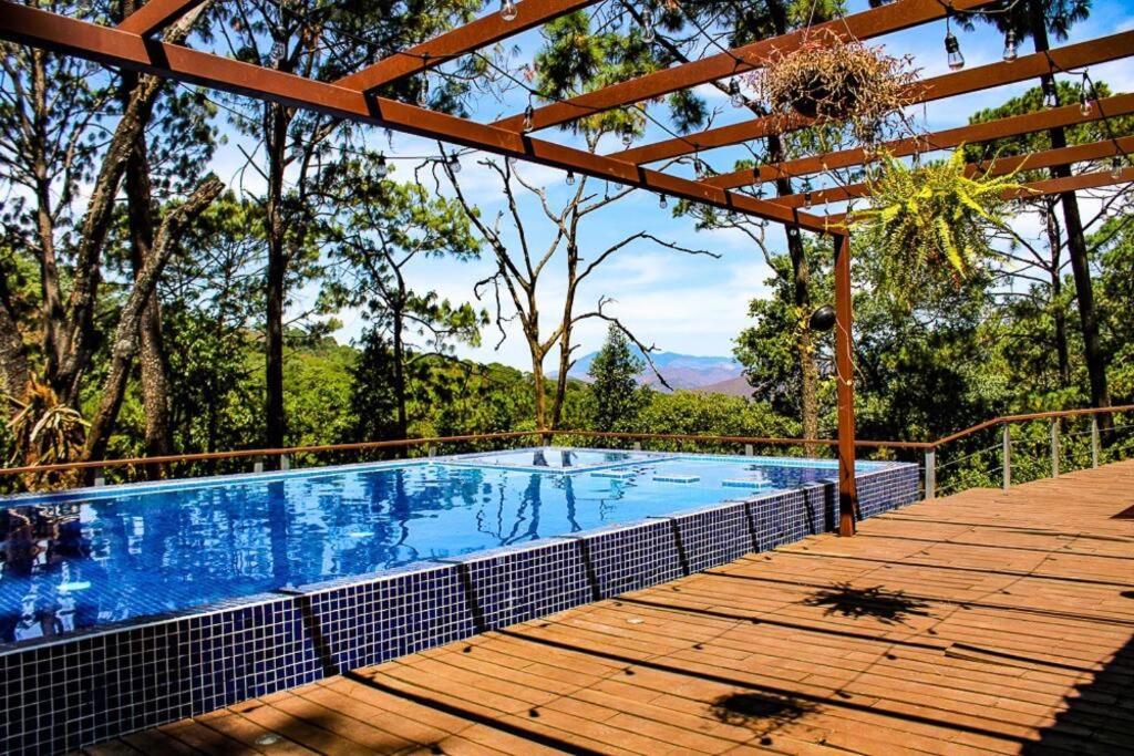 Espectacular casa con alberca y un hermoso jardin, con vista al bosque view 5
