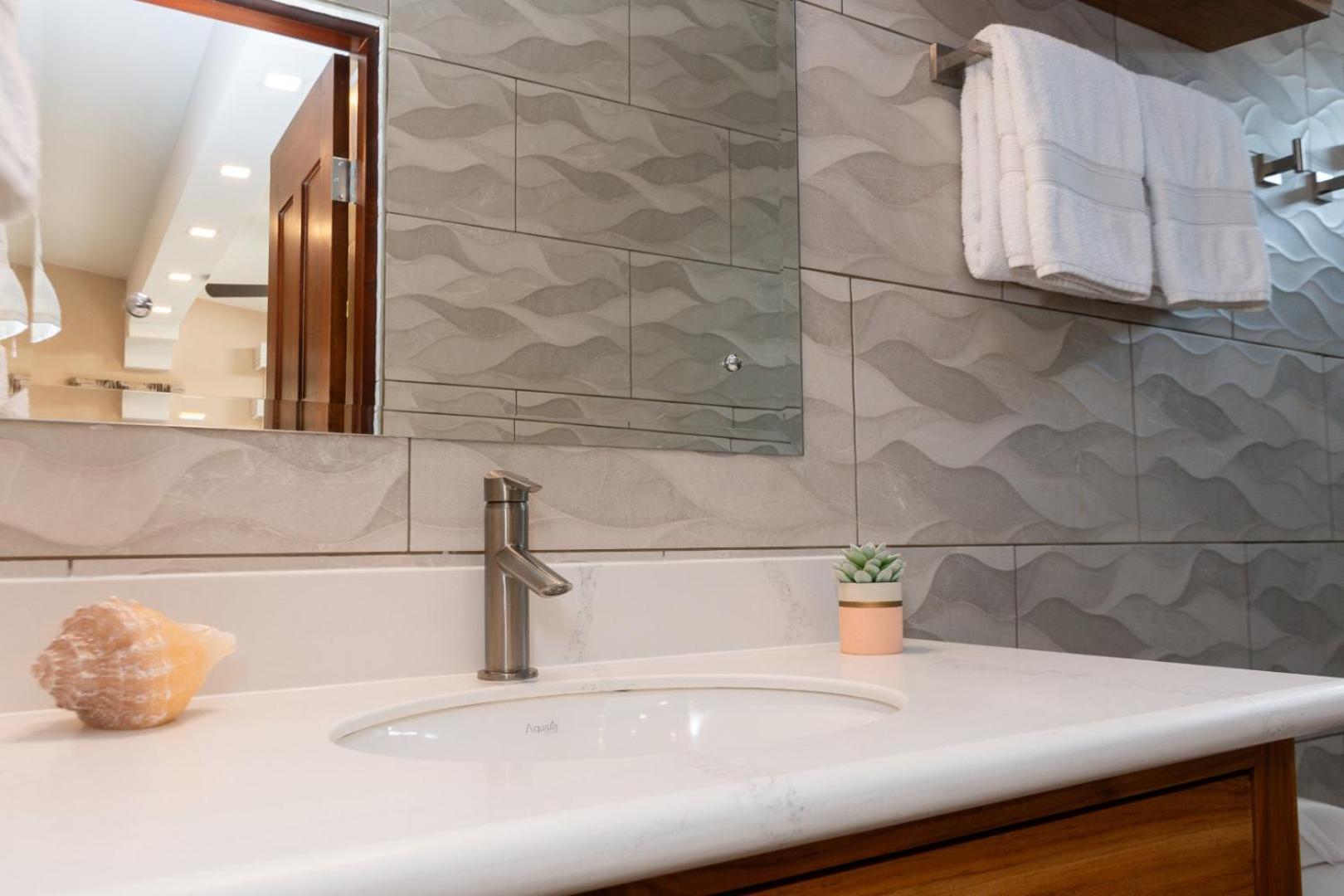 Couples Condo B42 1BR Pool Jacuzzis Covered Terrace Walk to Ocean and Dining Secure Complex