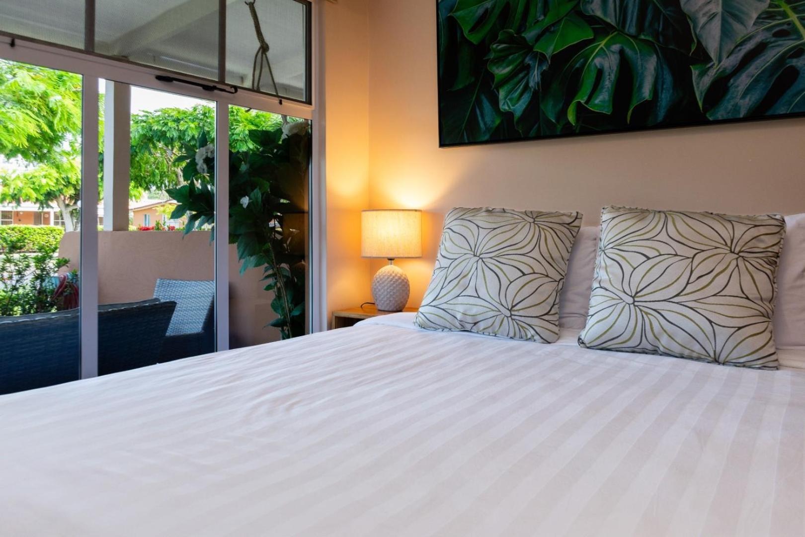 Couples Condo B42 1BR Pool Jacuzzis Covered Terrace Walk to Ocean and Dining Secure Complex