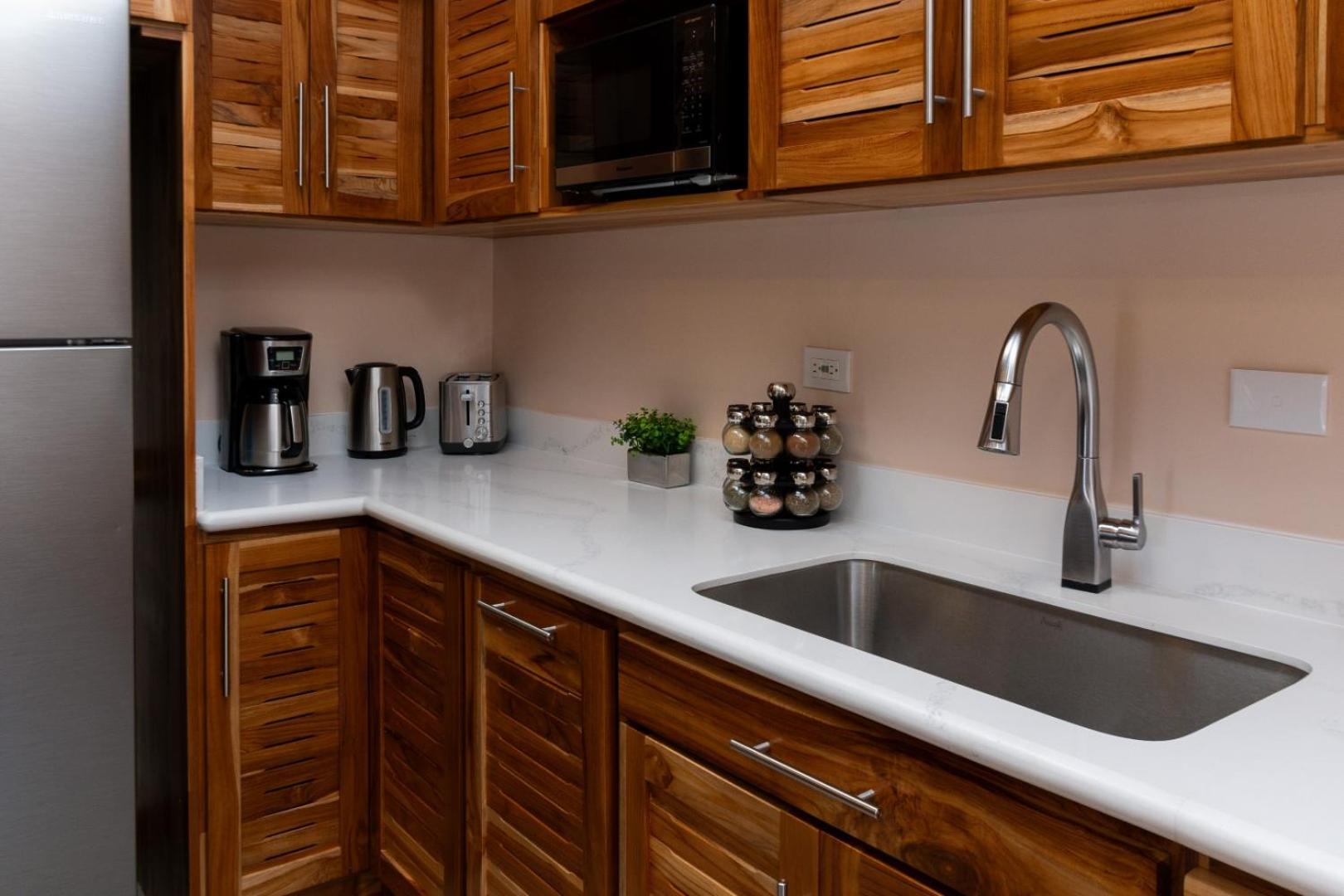 Couples Condo B42 1BR Pool Jacuzzis Covered Terrace Walk to Ocean and Dining Secure Complex