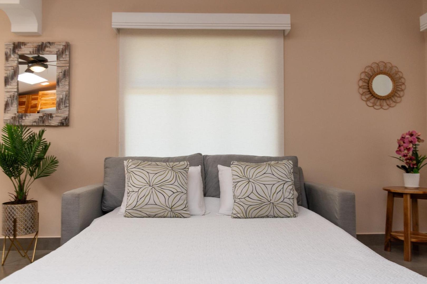 Couples Condo B42 1BR Pool Jacuzzis Covered Terrace Walk to Ocean and Dining Secure Complex