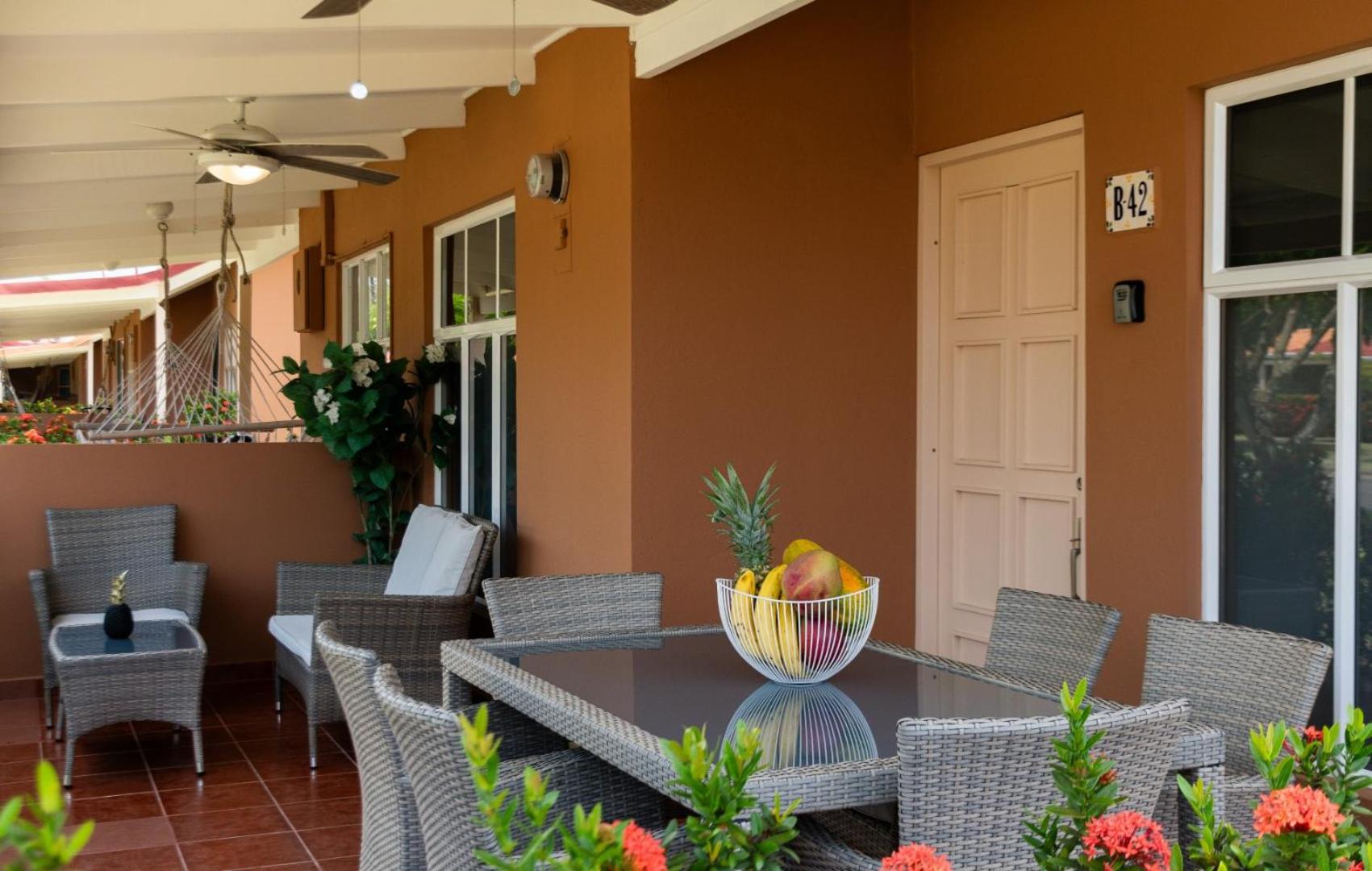 Couples Condo B42 1BR Pool Jacuzzis Covered Terrace Walk to Ocean and Dining Secure Complex
