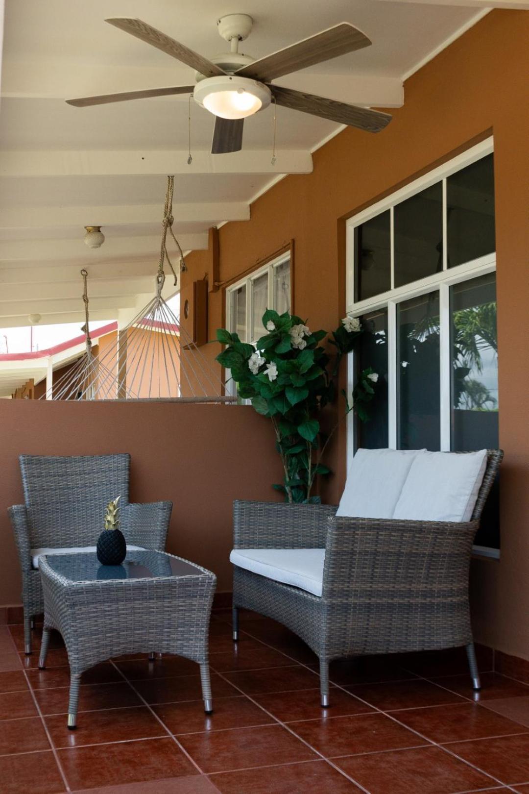 Couples Condo B42 1BR Pool Jacuzzis Covered Terrace Walk to Ocean and Dining Secure Complex