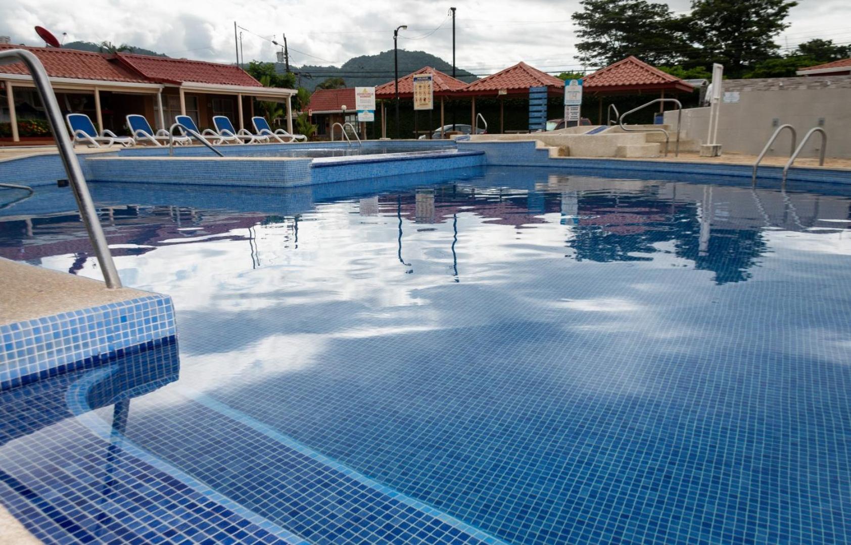 Couples Condo B42 1BR Pool Jacuzzis Covered Terrace Walk to Ocean and Dining Secure Complex