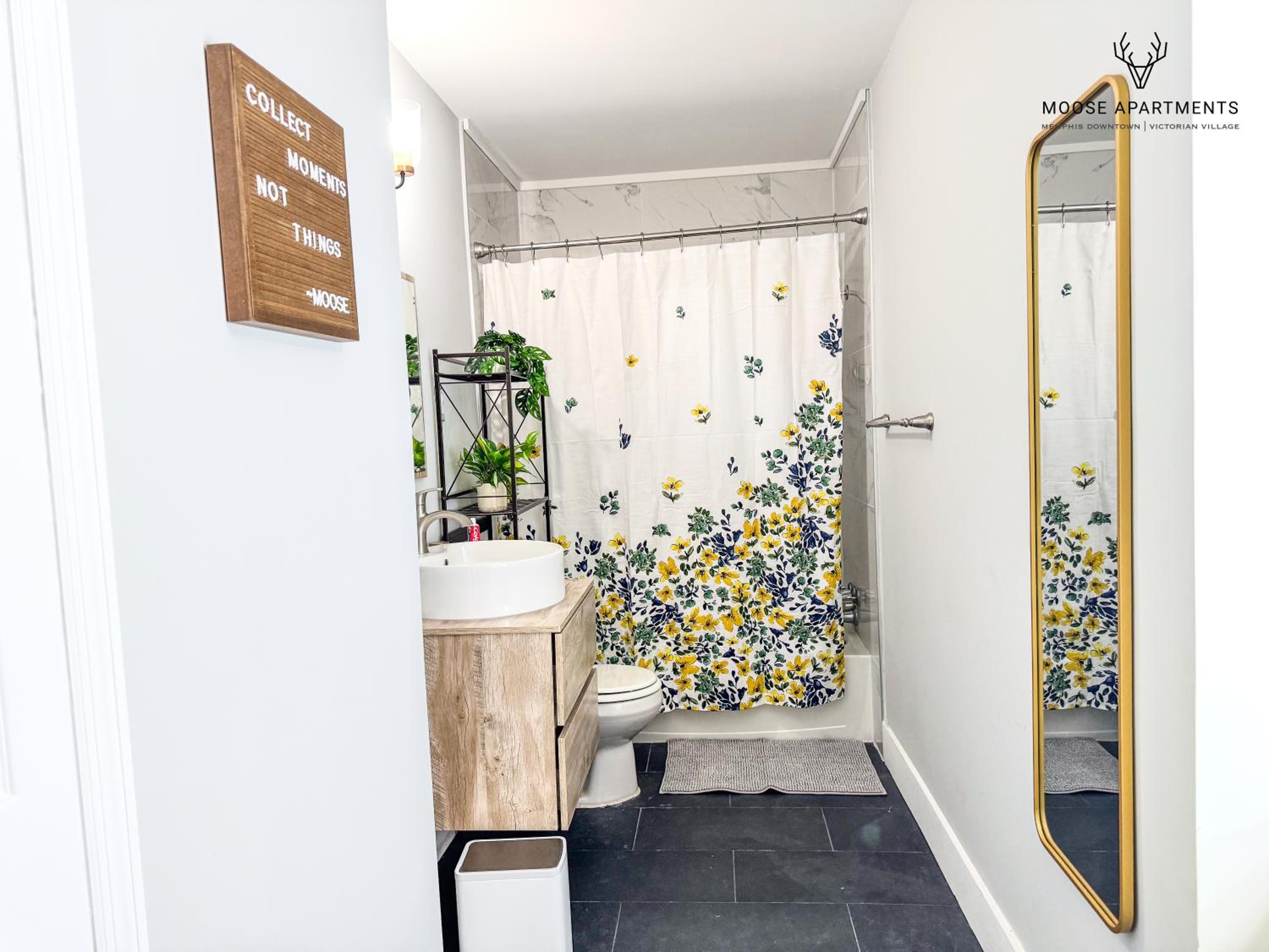 The Moose #12 - Brand New Modern Luxe Loft with Free Parking, King Bed & Fast WiFi view 4