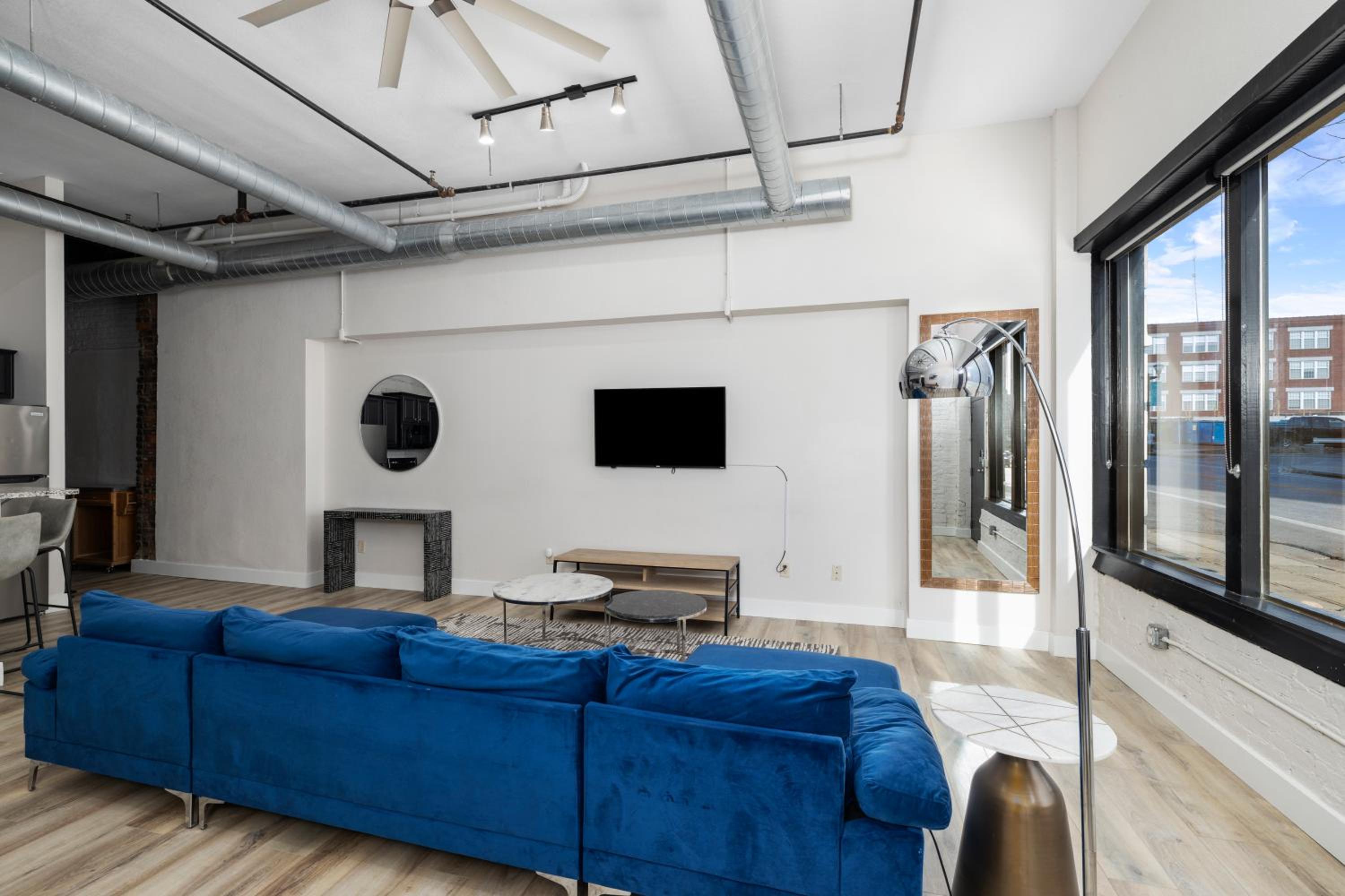 Art District Loft - 4BD/2BA Downtown SGF view 5