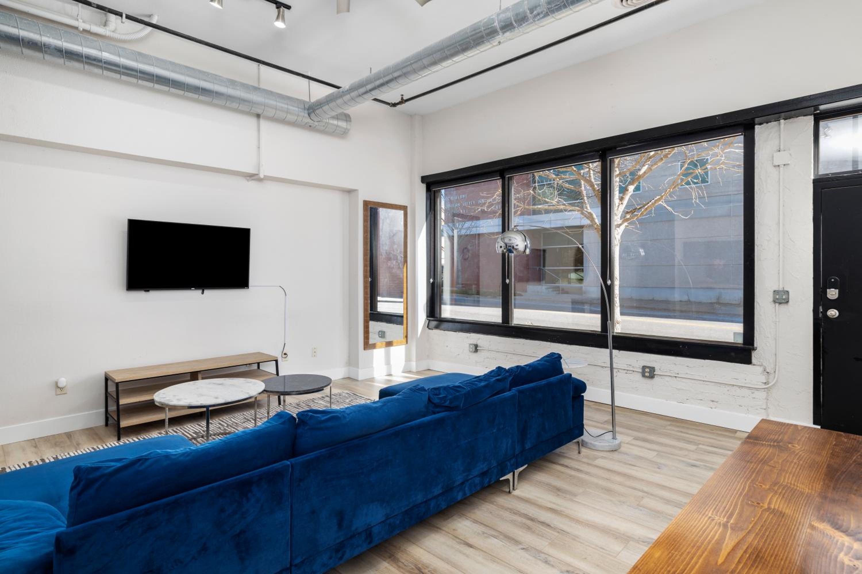 Art District Loft - 4BD/2BA Downtown SGF view 4