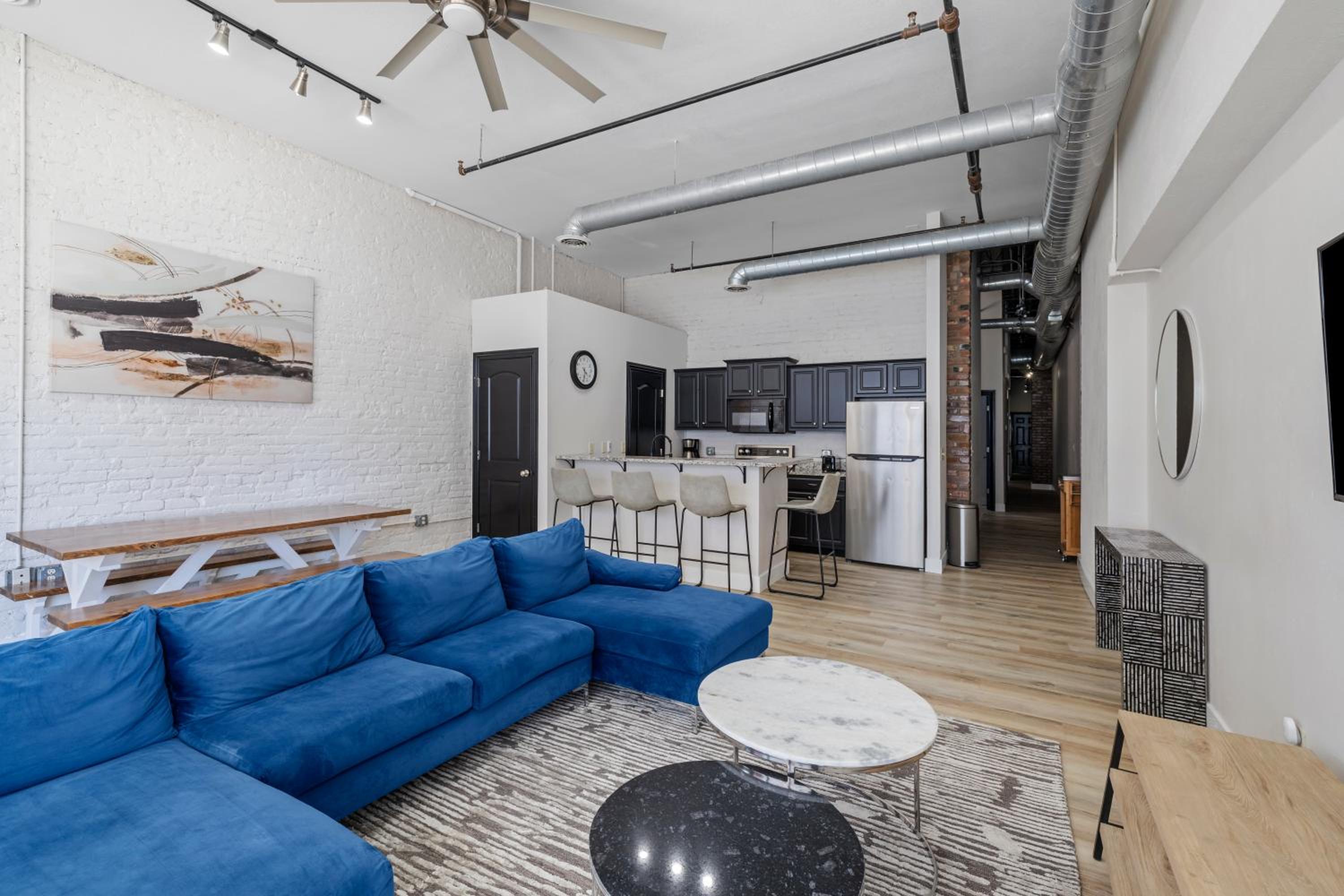 Art District Loft - 4BD/2BA Downtown SGF view 3