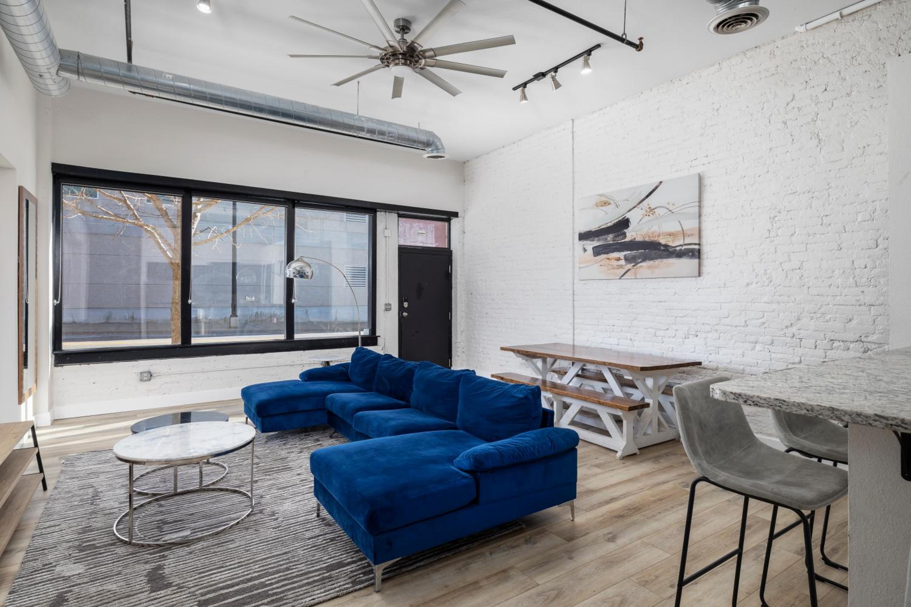 Art District Loft - 4BD/2BA Downtown SGF view 2