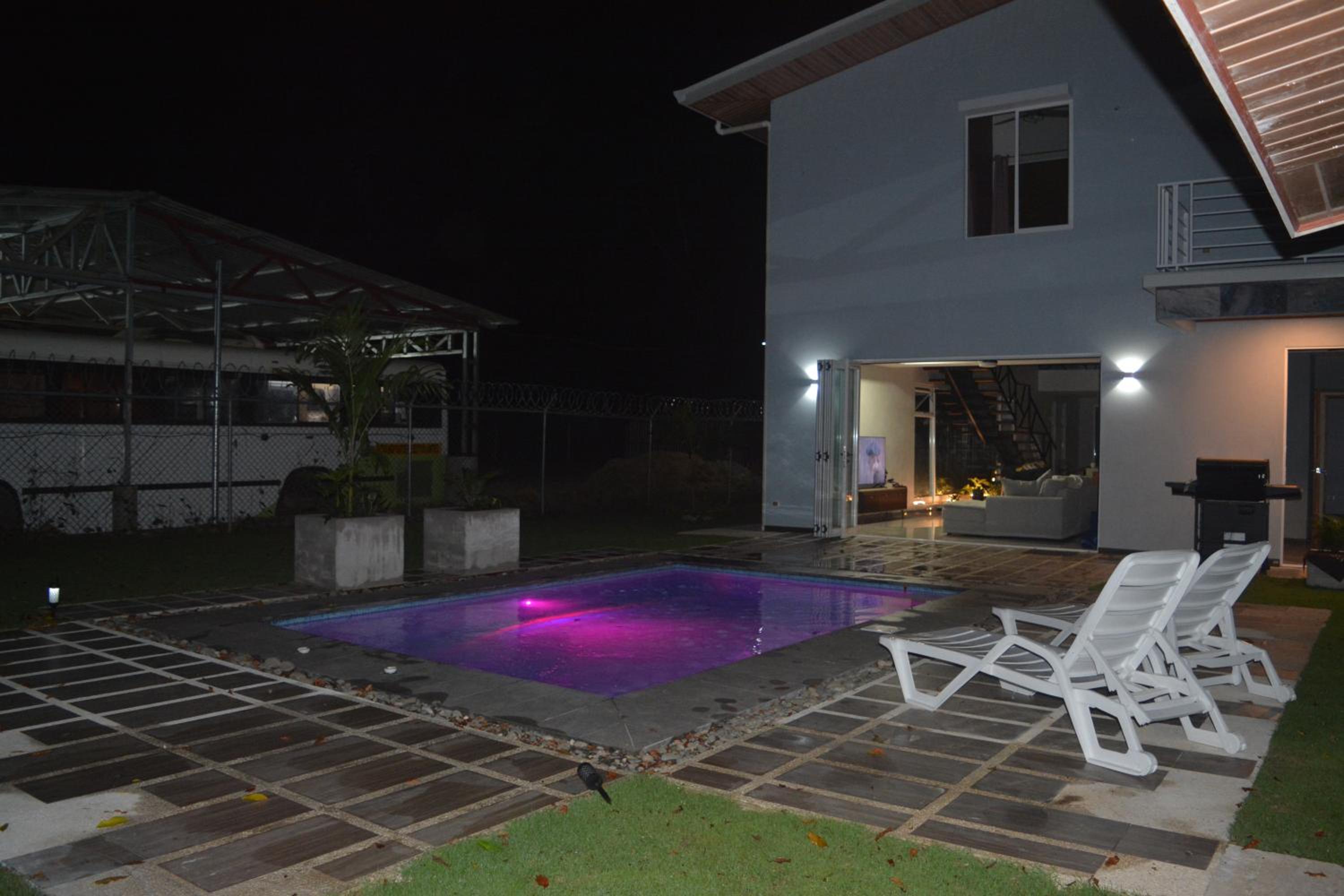 CR Caribbean Blue House - Modern style 100 WiFi