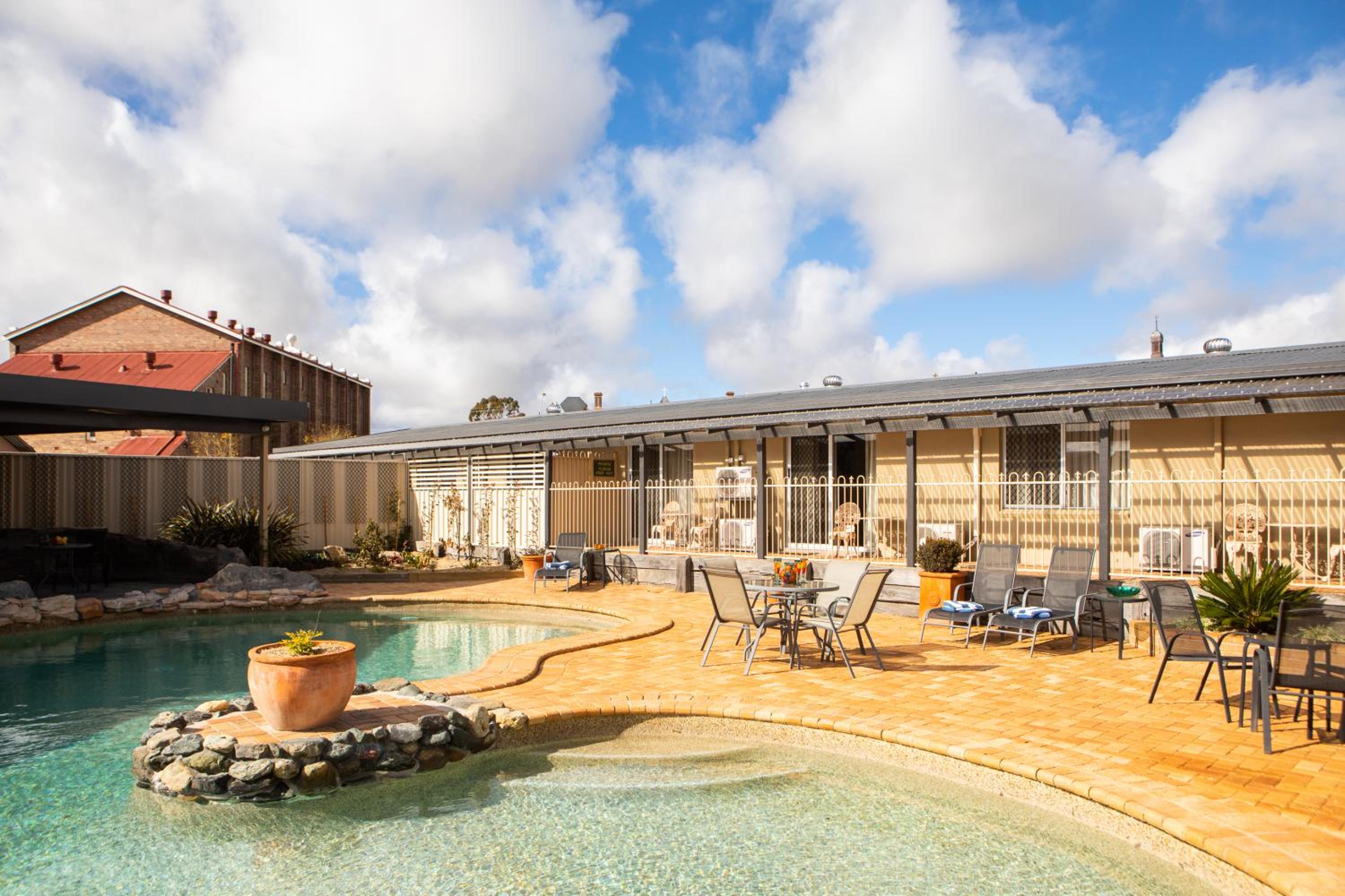 New England Motor Lodge
