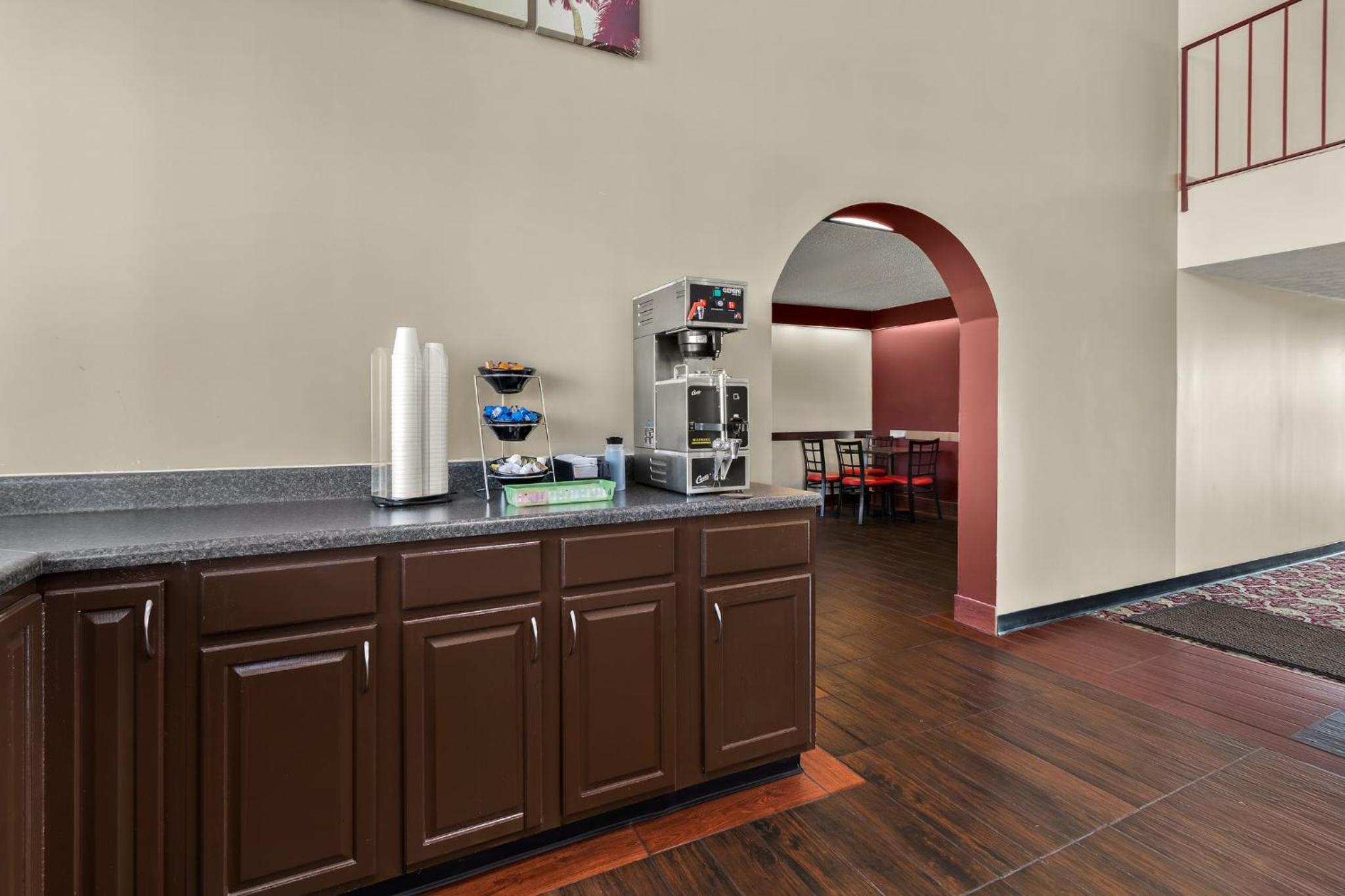 Cave City Vacations - Red Roof Inn  Suites Cave City - Property Image 5