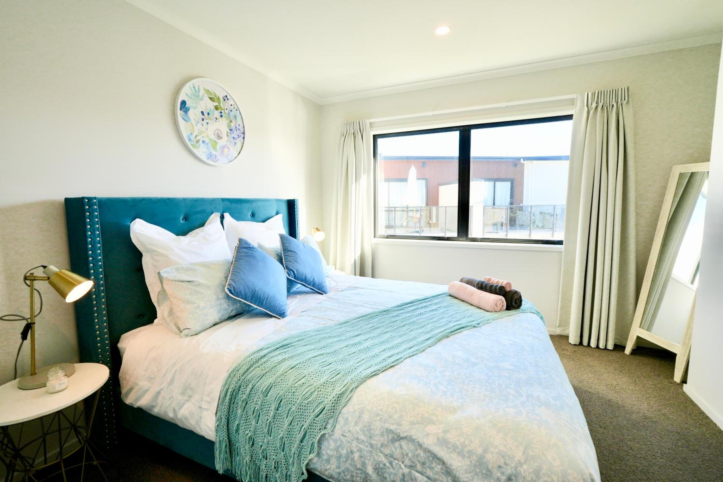 Two-Bedroom House with Jacuzzi at Rototuna! view 4