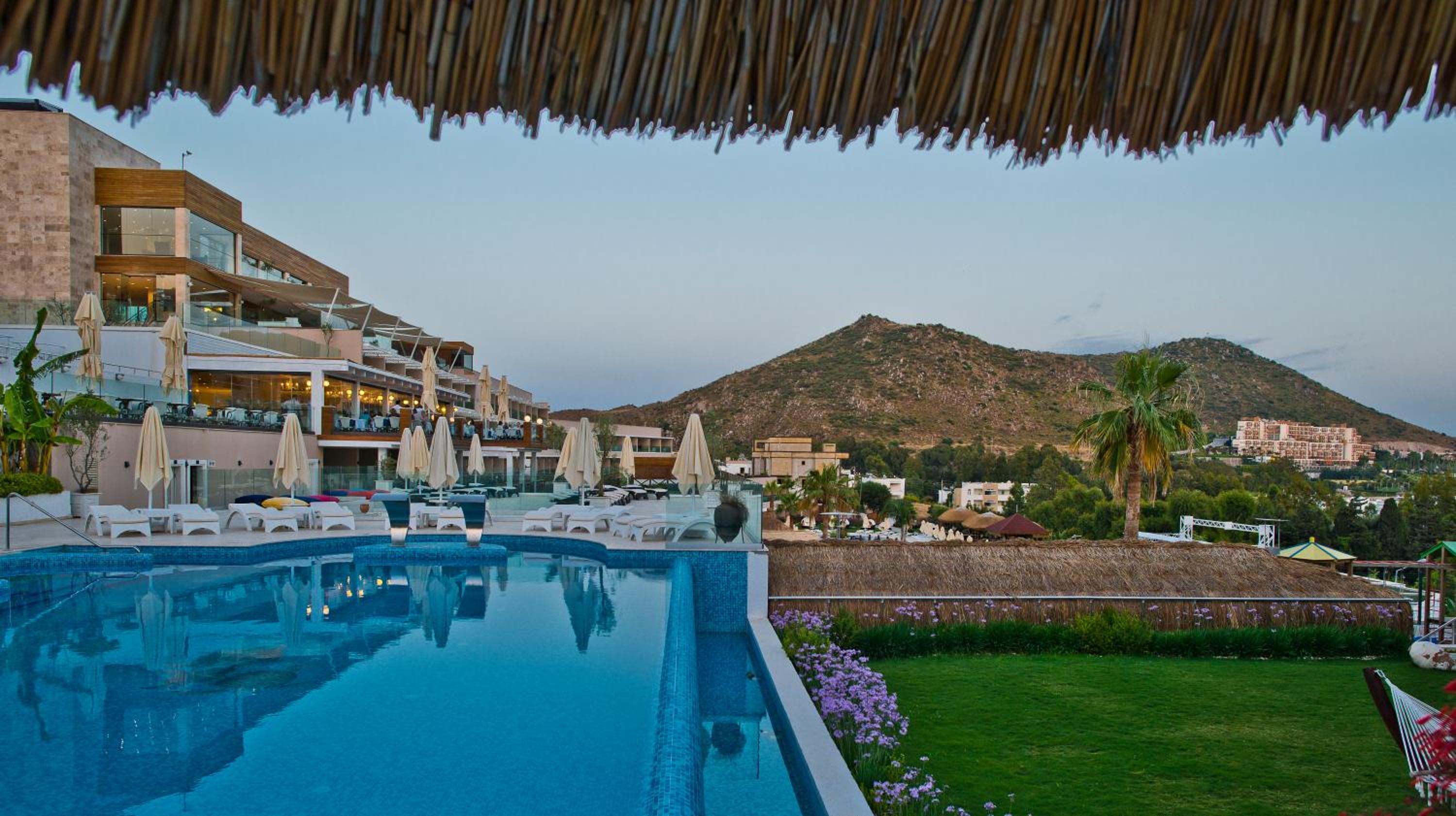 Bellazure Hotel