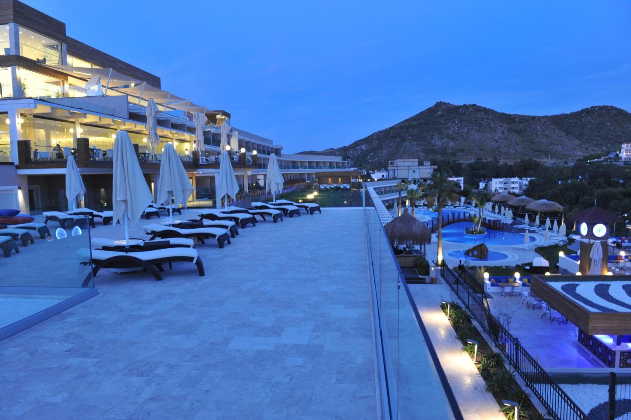 Bellazure Hotel