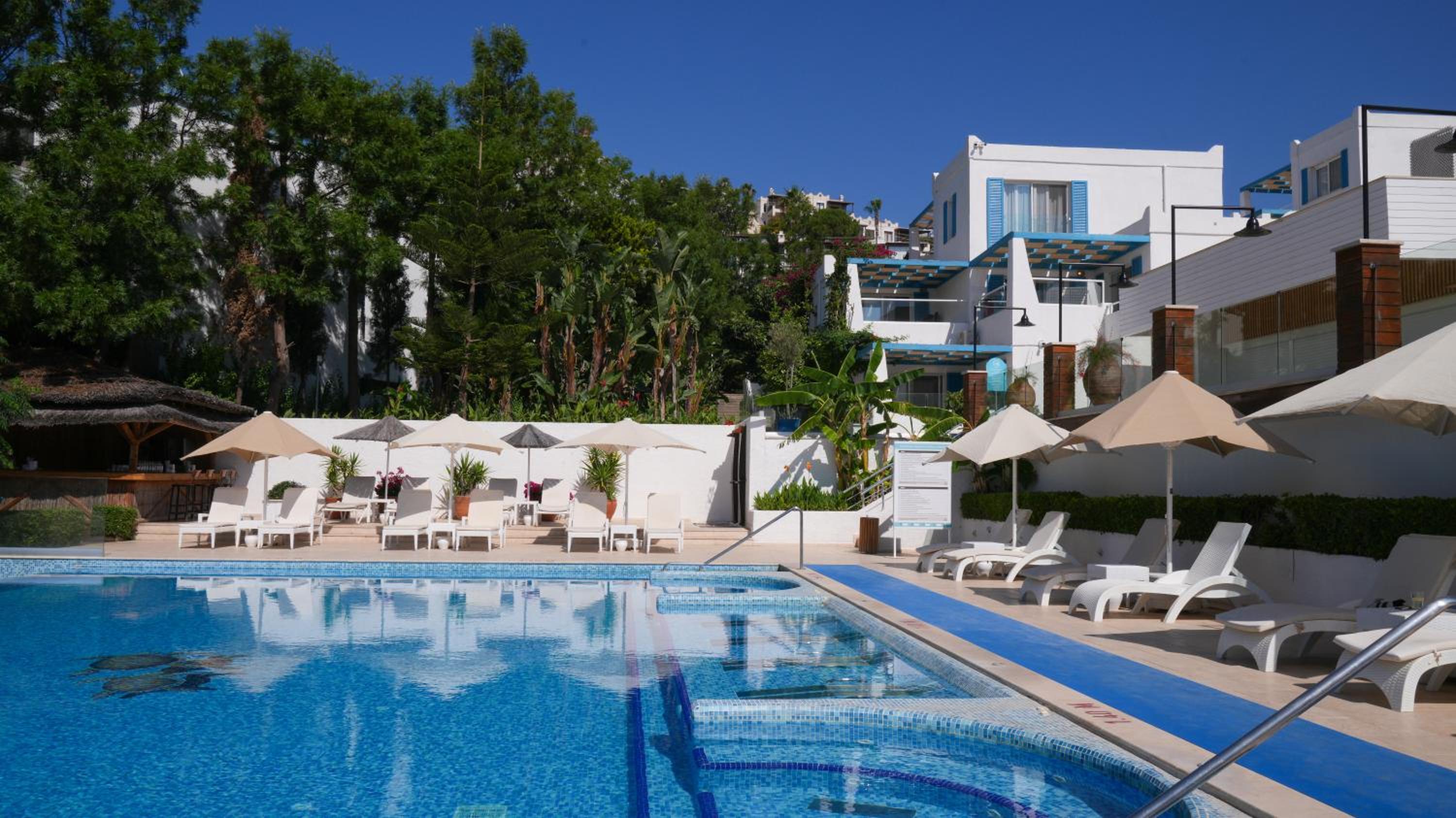 Bellazure Hotel