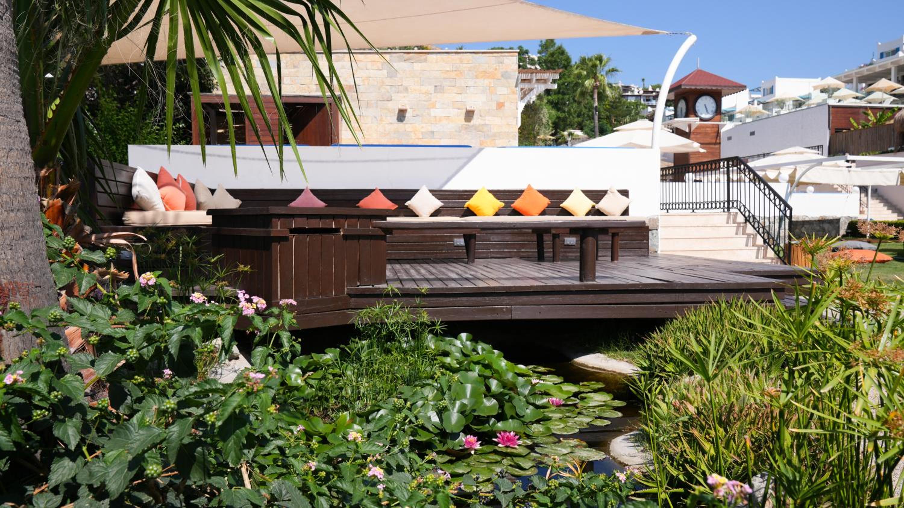Bellazure Hotel
