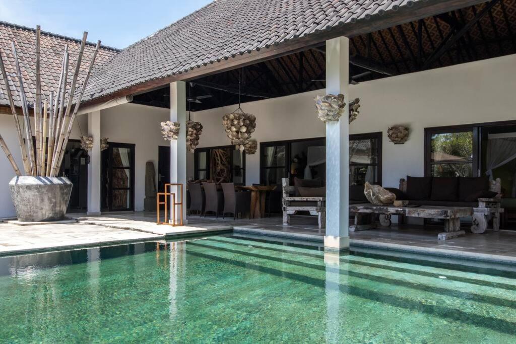Beautiful Beach Villa Nujum with staff.