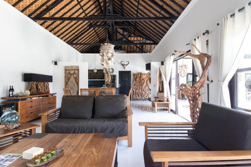 Beautiful Beach Villa Nujum with staff.