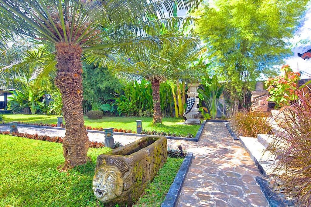 Beautiful Beach Villa Nujum with staff.