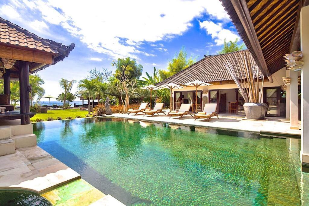 Beautiful Beach Villa Nujum with staff.
